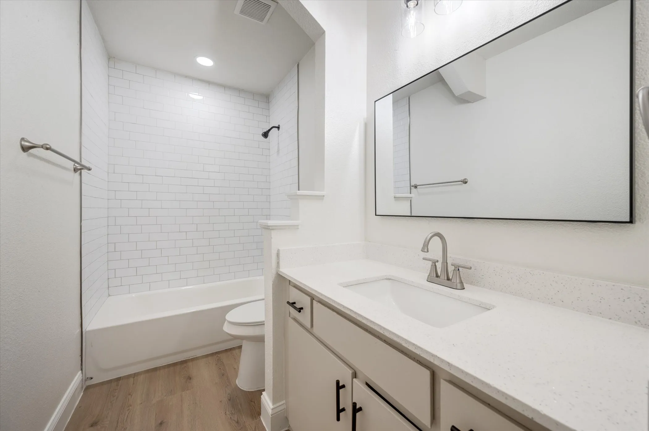 Apartment For Rent in Johnson County , 805 W Chambers Street F, Cleburne, Texas 76033, 2 Bedroom, 2 Bathroom, Garage spaces, 906 Sqft, built in 1984, mls#21398412, Real Estate Agent in Cleburne, Homes For Rent in Johnson county, Homes For Rent in Cleburne, Realtor in Cleburne Texas, Real Estate Brokerage Independent Realty Texas, Luminita Cordes Realtor