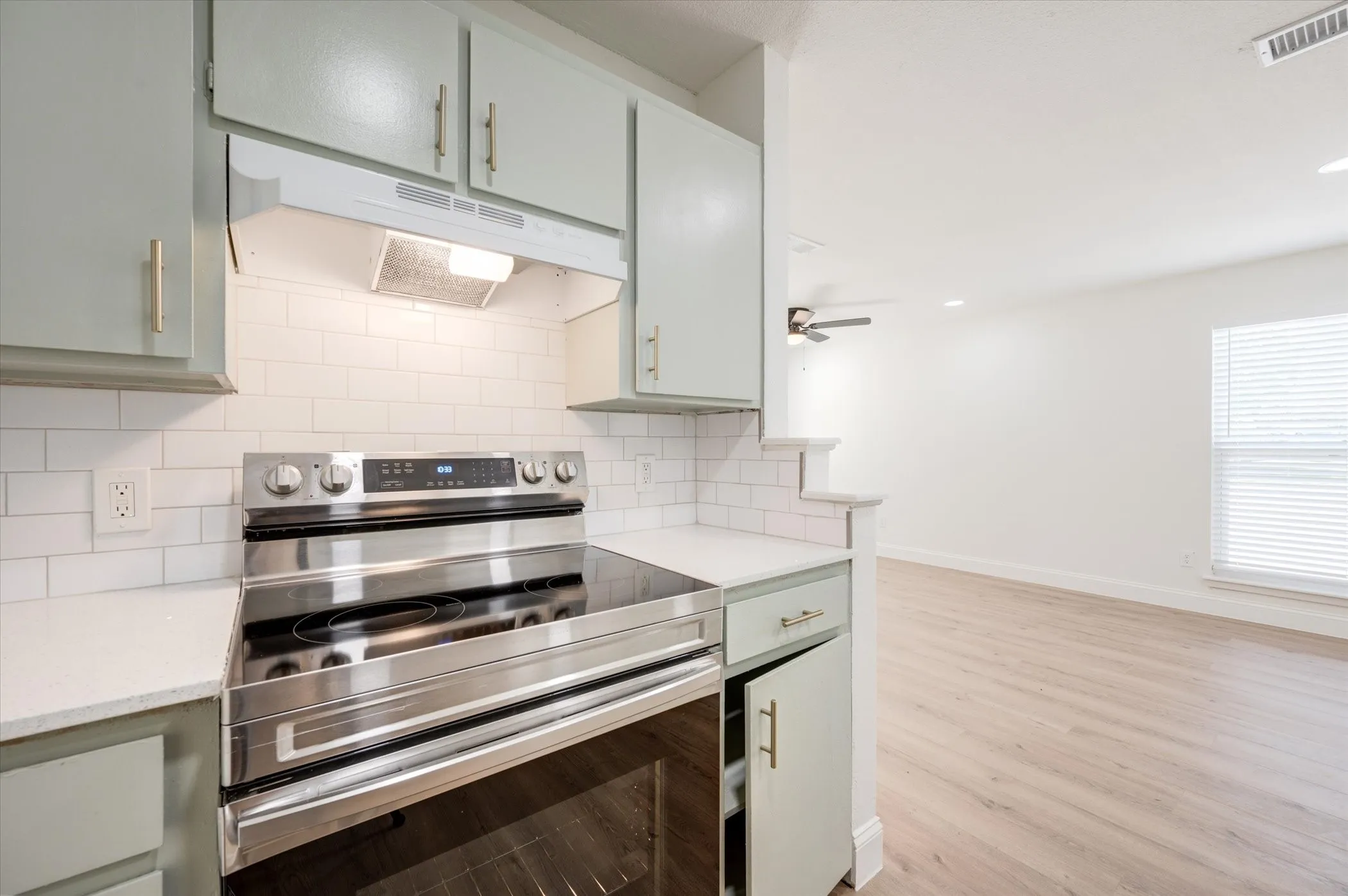 Apartment For Rent in Johnson County , 805 W Chambers Street F, Cleburne, Texas 76033, 2 Bedroom, 2 Bathroom, Garage spaces, 906 Sqft, built in 1984, mls#21398412, Real Estate Agent in Cleburne, Homes For Rent in Johnson county, Homes For Rent in Cleburne, Realtor in Cleburne Texas, Real Estate Brokerage Independent Realty Texas, Luminita Cordes Realtor