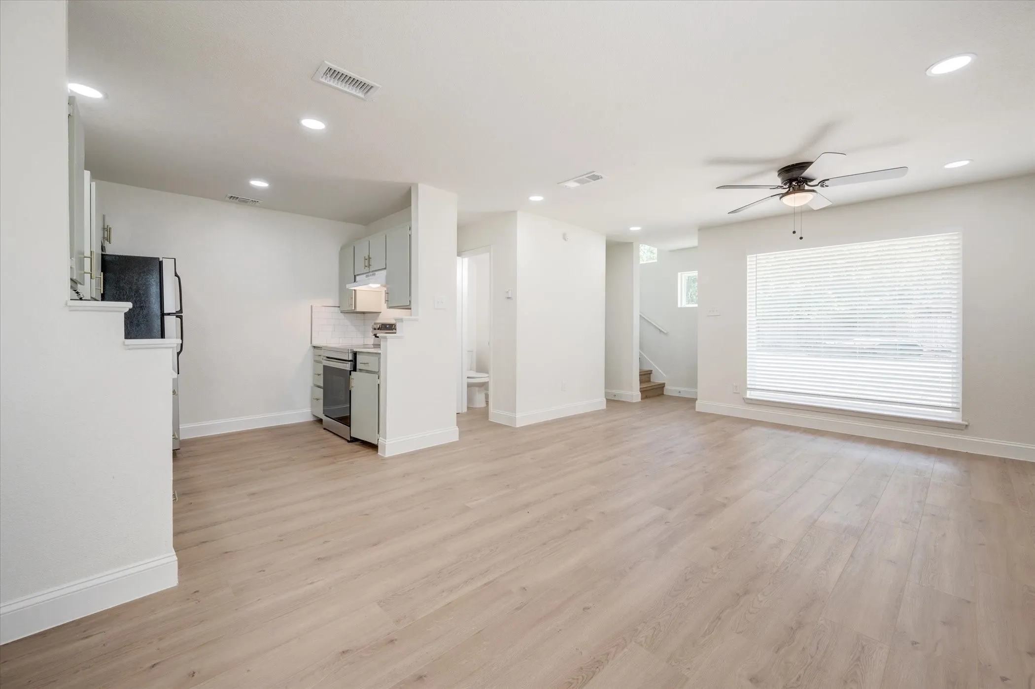 Apartment For Rent in Johnson County , 805 W Chambers Street F, Cleburne, Texas 76033, 2 Bedroom, 2 Bathroom, Garage spaces, 906 Sqft, built in 1984, mls#21398412, Real Estate Agent in Cleburne, Homes For Rent in Johnson county, Homes For Rent in Cleburne, Realtor in Cleburne Texas, Real Estate Brokerage Independent Realty Texas, Luminita Cordes Realtor
