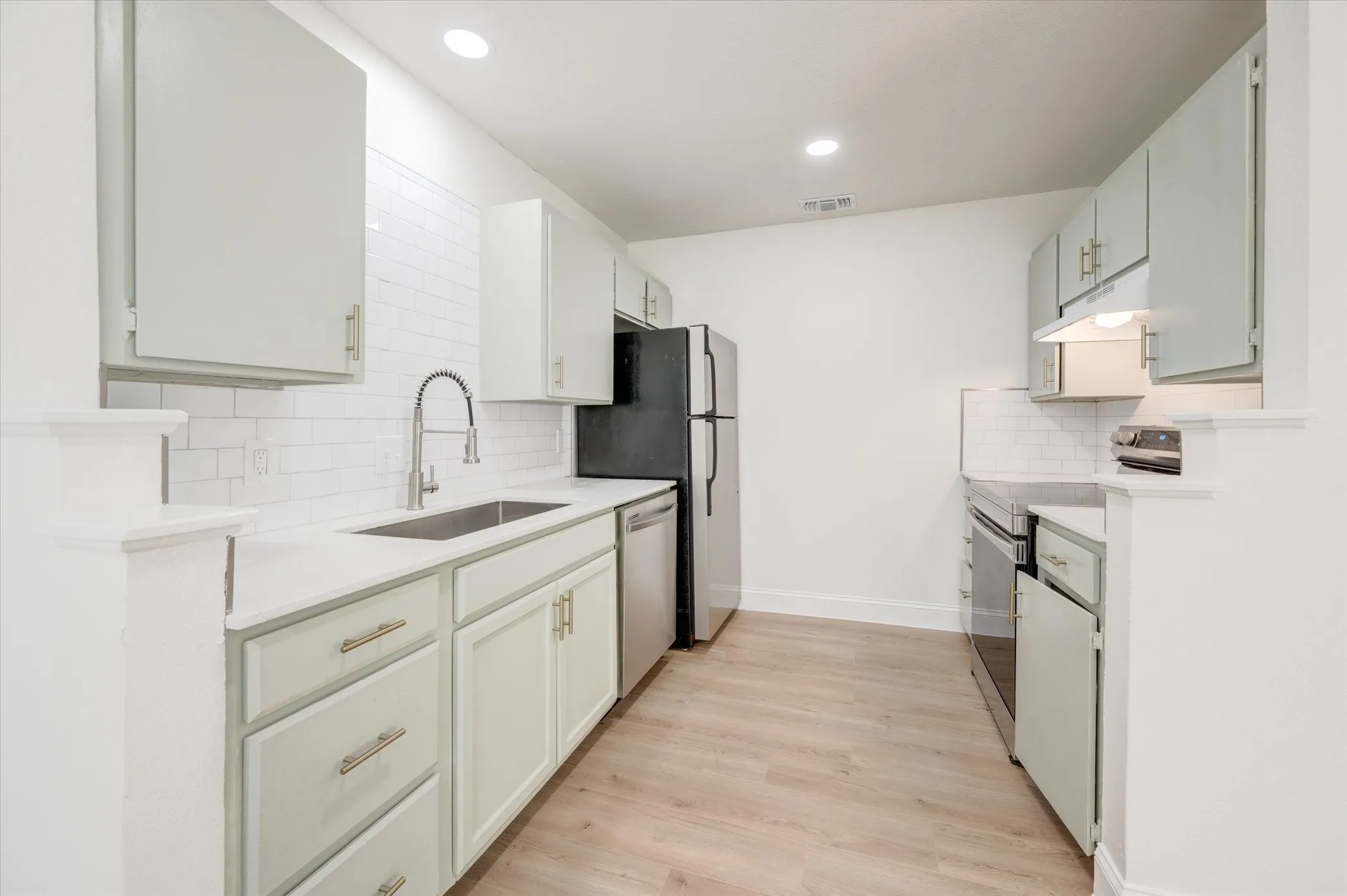 Apartment For Rent in Johnson County , 805 W Chambers Street F, Cleburne, Texas 76033, 2 Bedroom, 2 Bathroom, Garage spaces, 906 Sqft, built in 1984, mls#21398412, Real Estate Agent in Cleburne, Homes For Rent in Johnson county, Homes For Rent in Cleburne, Realtor in Cleburne Texas, Real Estate Brokerage Independent Realty Texas, Luminita Cordes Realtor