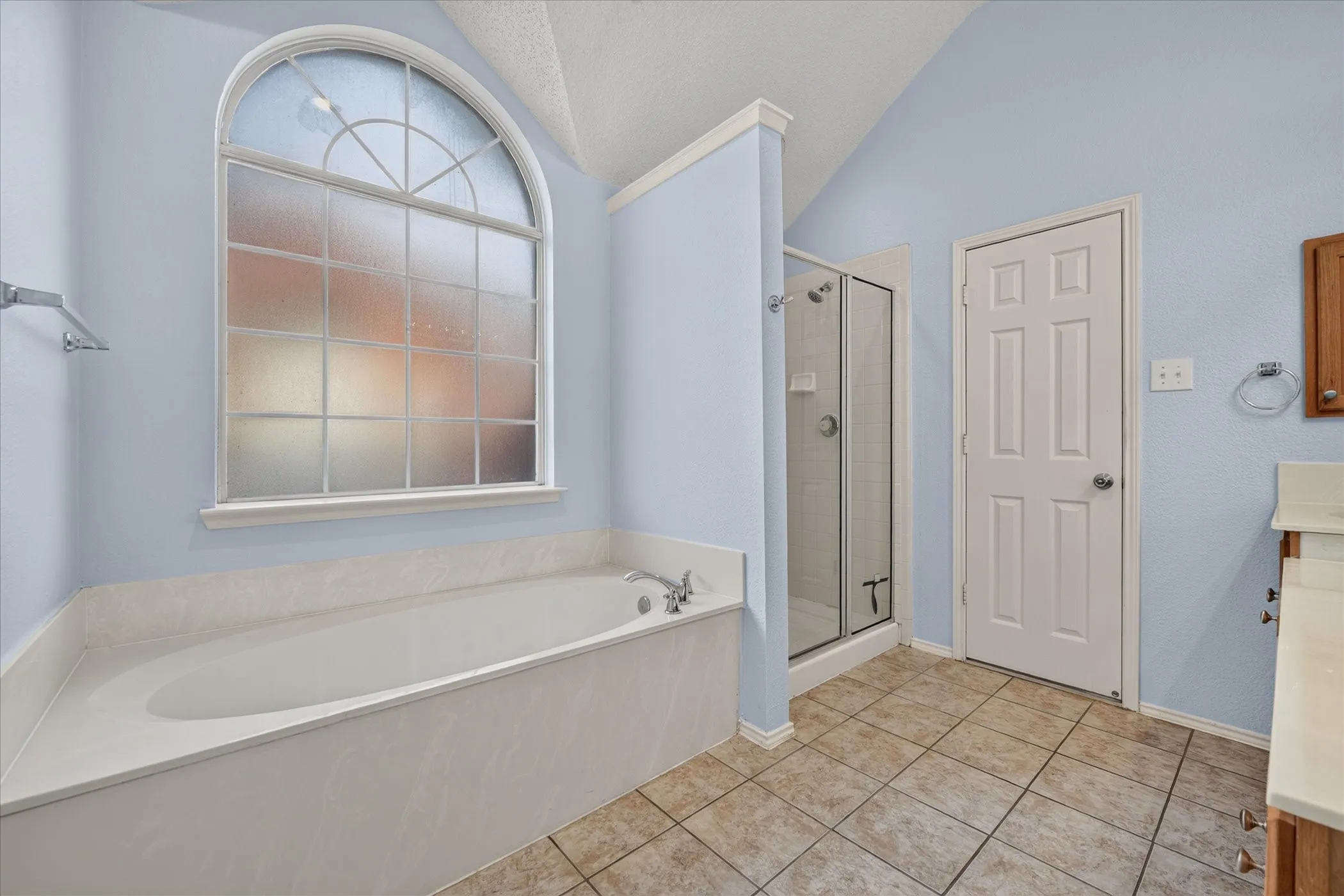 Arched window feature above a built-in bathtub