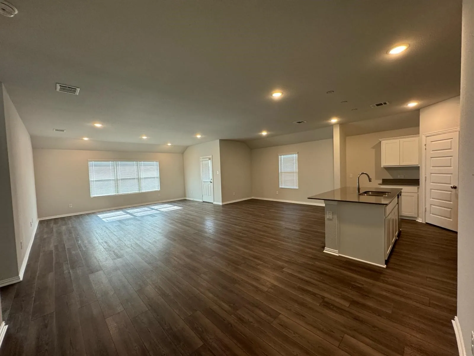 Single Family Residence For Rent in Grayson County , 2018 Sycamore ridge Trail, Van Alstyne, Texas 75495, 4 Bedroom, 2 Bathroom, 2 Garage spaces, 2,213 Sqft, built in 2024, mls#21398520, Real Estate Agent in Van Alstyne, Homes For Rent in Grayson county, Homes For Rent in Van Alstyne, Realtor in Van Alstyne Texas, Real Estate Brokerage Independent Realty Texas, Luminita Cordes Realtor