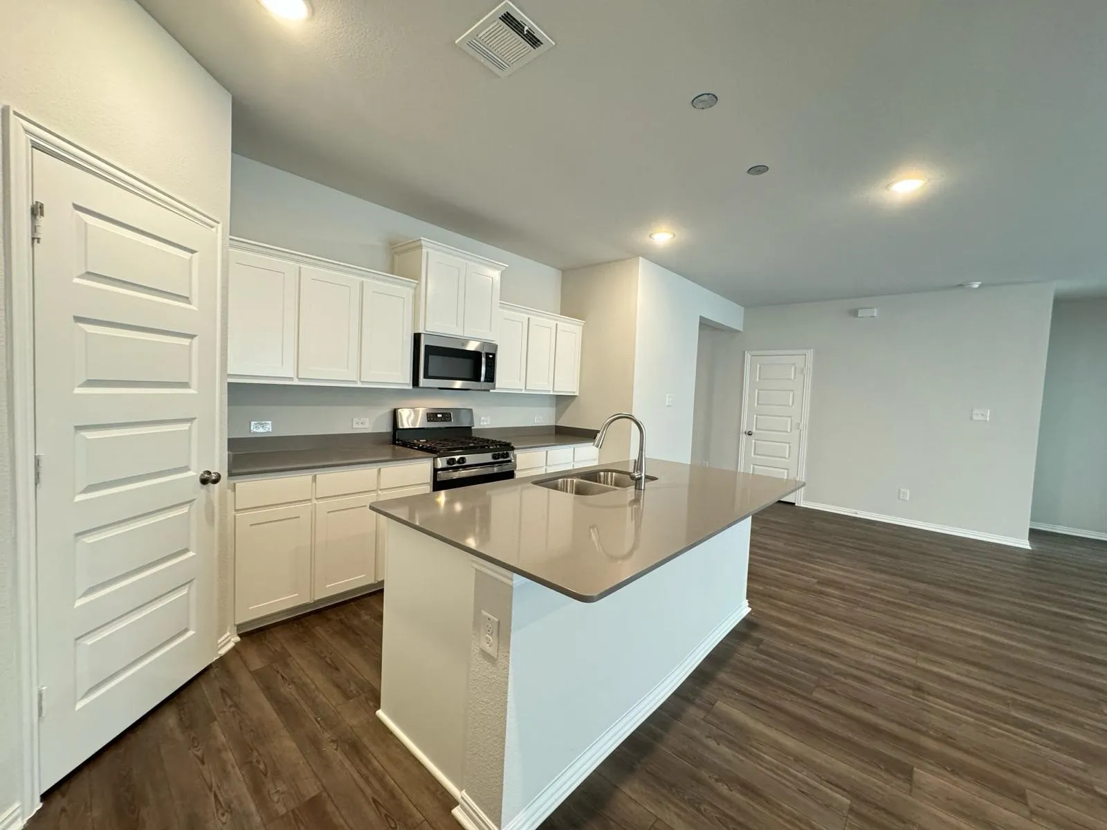 Single Family Residence For Rent in Grayson County , 2018 Sycamore ridge Trail, Van Alstyne, Texas 75495, 4 Bedroom, 2 Bathroom, 2 Garage spaces, 2,213 Sqft, built in 2024, mls#21398520, Real Estate Agent in Van Alstyne, Homes For Rent in Grayson county, Homes For Rent in Van Alstyne, Realtor in Van Alstyne Texas, Real Estate Brokerage Independent Realty Texas, Luminita Cordes Realtor