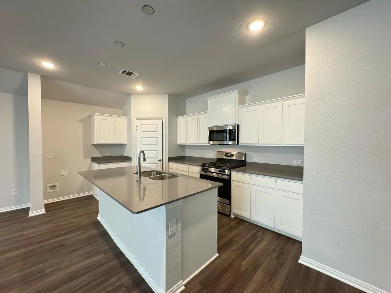 Single Family Residence For Rent in Grayson County , 2018 Sycamore ridge Trail, Van Alstyne, Texas 75495, 4 Bedroom, 2 Bathroom, 2 Garage spaces, 2,213 Sqft, built in 2024, mls#21398520, Real Estate Agent in Van Alstyne, Homes For Rent in Grayson county, Homes For Rent in Van Alstyne, Realtor in Van Alstyne Texas, Real Estate Brokerage Independent Realty Texas, Luminita Cordes Realtor