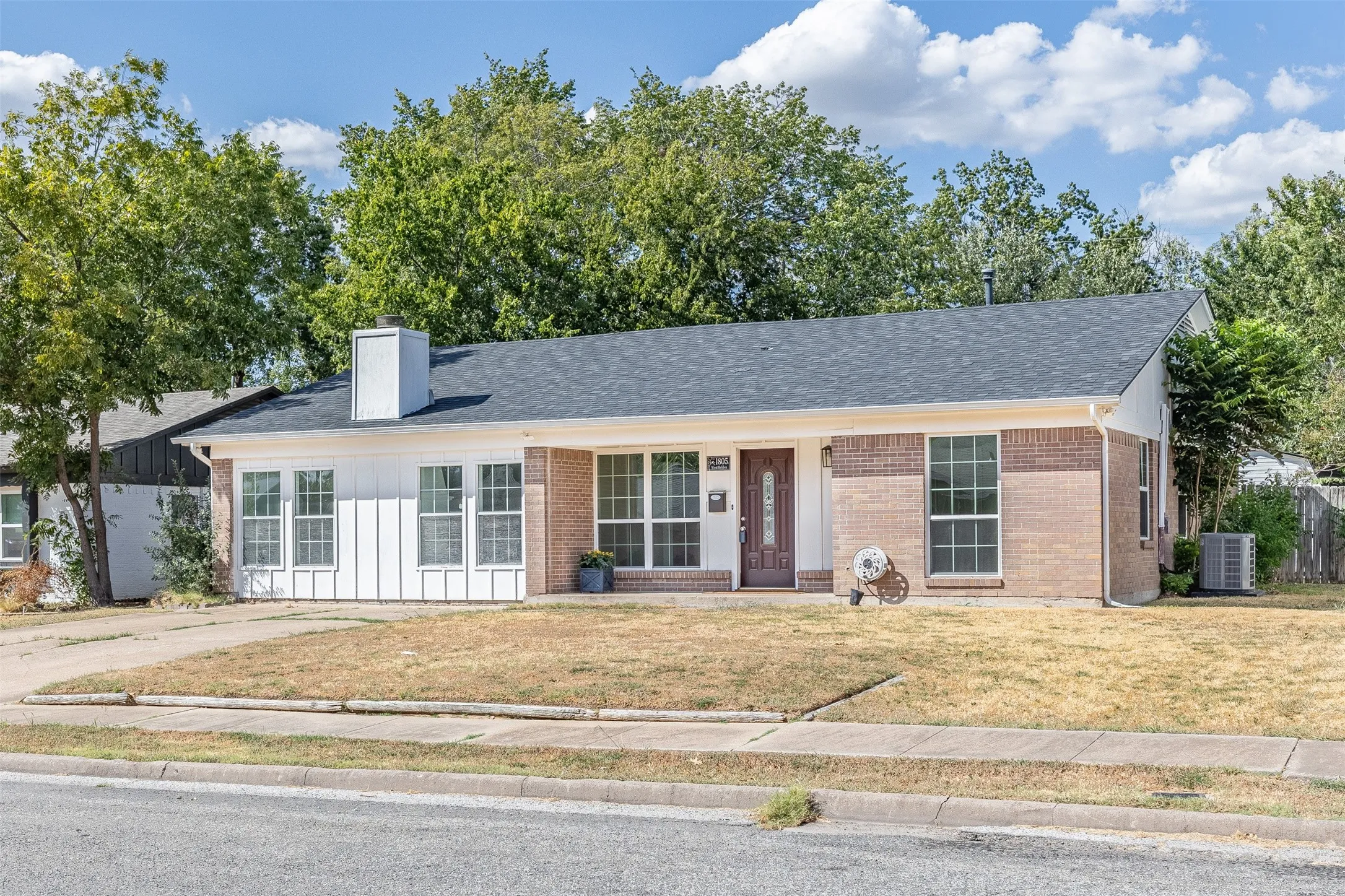 Single Family Residence For Sale in Grayson County , 1805 W Belden, Sherman, Texas 75092, 3 Bedroom, 2 Bathroom, Garage spaces, 1,654 Sqft, built in 1960, mls#21390564, Real Estate Agent in Sherman, Homes For Sale in Grayson county, Homes For Sale in Sherman, Realtor in Sherman Texas, Real Estate Brokerage Independent Realty Texas, Luminita Cordes Realtor