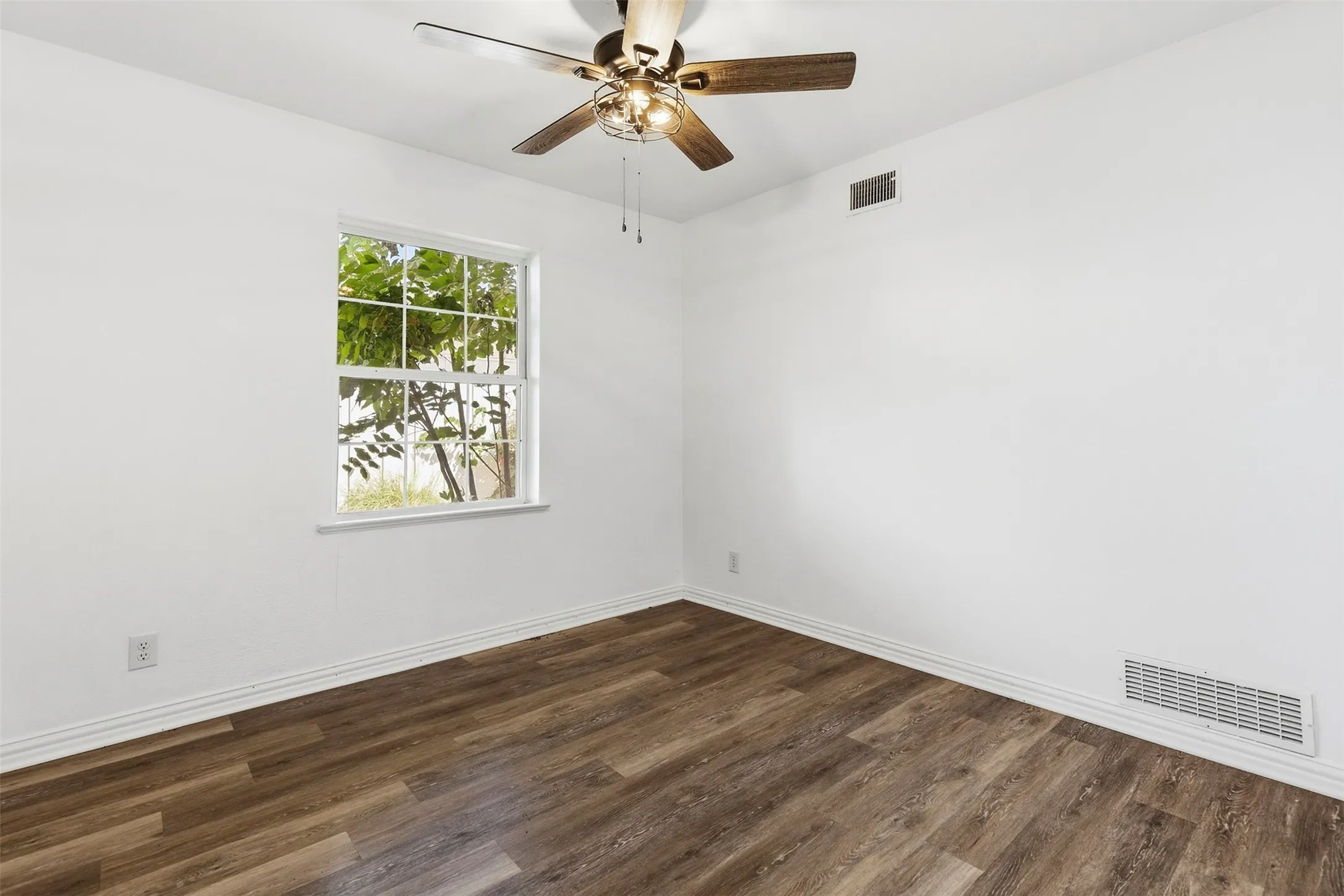 Single Family Residence For Sale in Grayson County , 1805 W Belden, Sherman, Texas 75092, 3 Bedroom, 2 Bathroom, Garage spaces, 1,654 Sqft, built in 1960, mls#21390564, Real Estate Agent in Sherman, Homes For Sale in Grayson county, Homes For Sale in Sherman, Realtor in Sherman Texas, Real Estate Brokerage Independent Realty Texas, Luminita Cordes Realtor