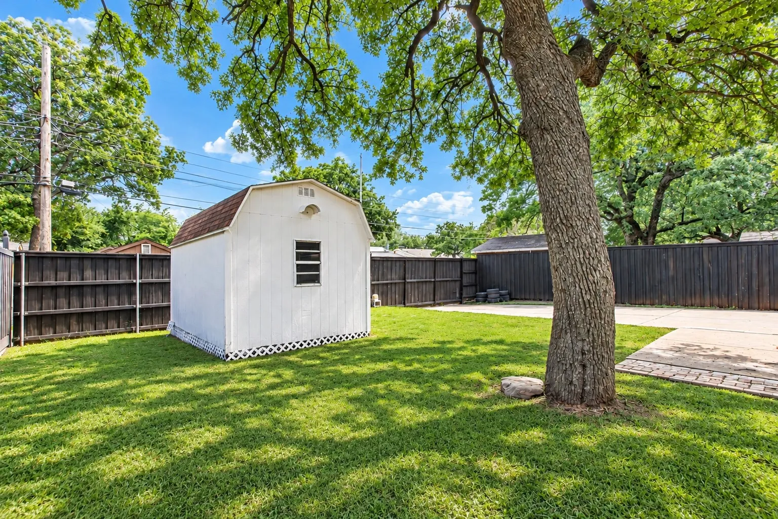 Single Family Residence For Sale in Denton County , 1214 Winterwood Drive, Lewisville, Texas 75067, 3 Bedroom, 2 Bathroom, 2 Garage spaces, 1,576 Sqft, built in 1970, mls#21392578, Real Estate Agent in Lewisville, Homes For Sale in Denton county, Homes For Sale in Lewisville, Realtor in Lewisville Texas, Real Estate Brokerage Independent Realty Texas, Luminita Cordes Realtor
