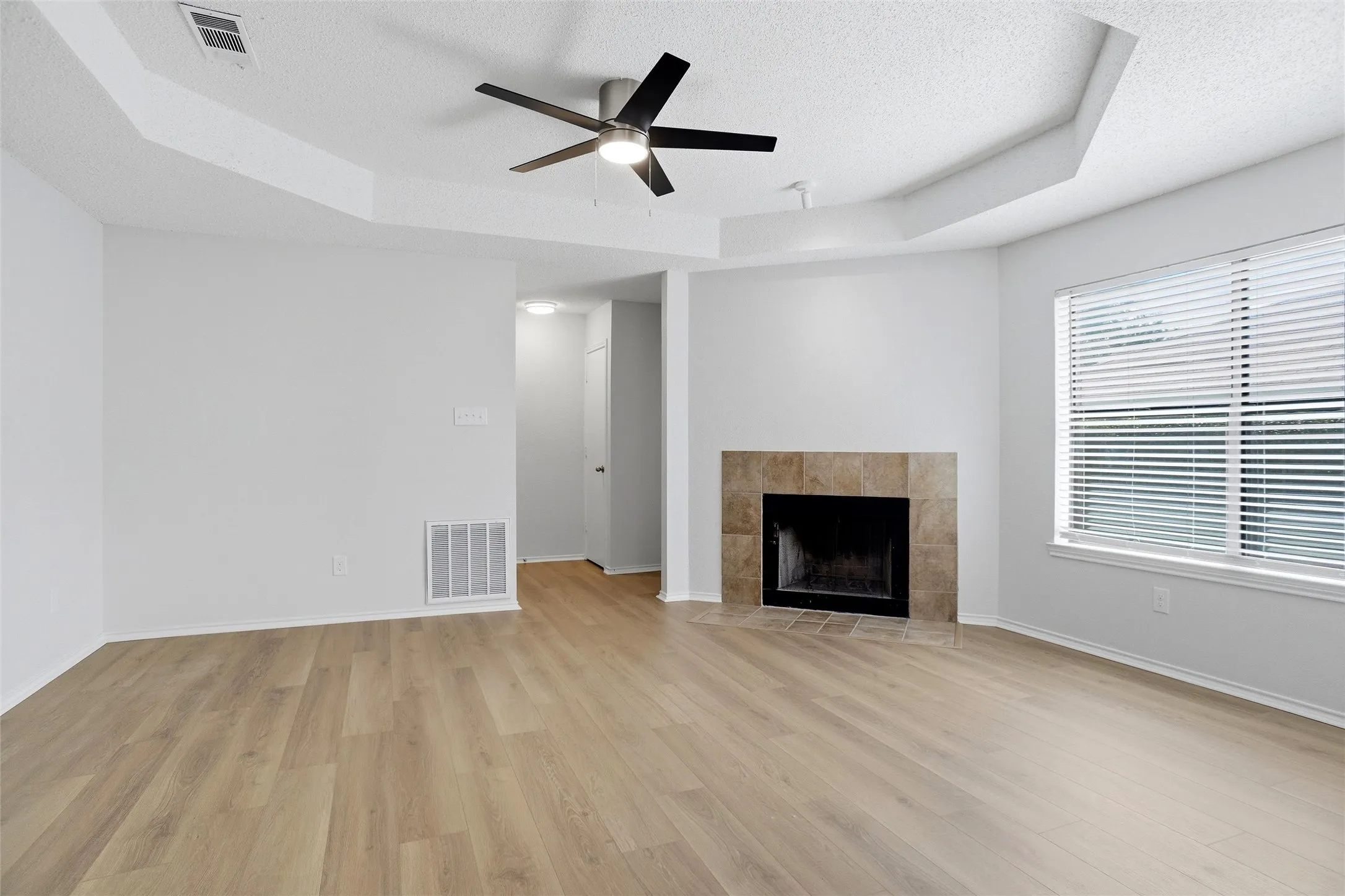 Duplex For Rent in Tarrant County , 2709 London Court, Euless, Texas 76039, 3 Bedroom, 2 Bathroom, Garage spaces, 1,087 Sqft, built in 1985, mls#21385480, Real Estate Agent in Euless, Homes For Rent in Tarrant county, Homes For Rent in Euless, Realtor in Euless Texas, Real Estate Brokerage Independent Realty Texas, Luminita Cordes Realtor