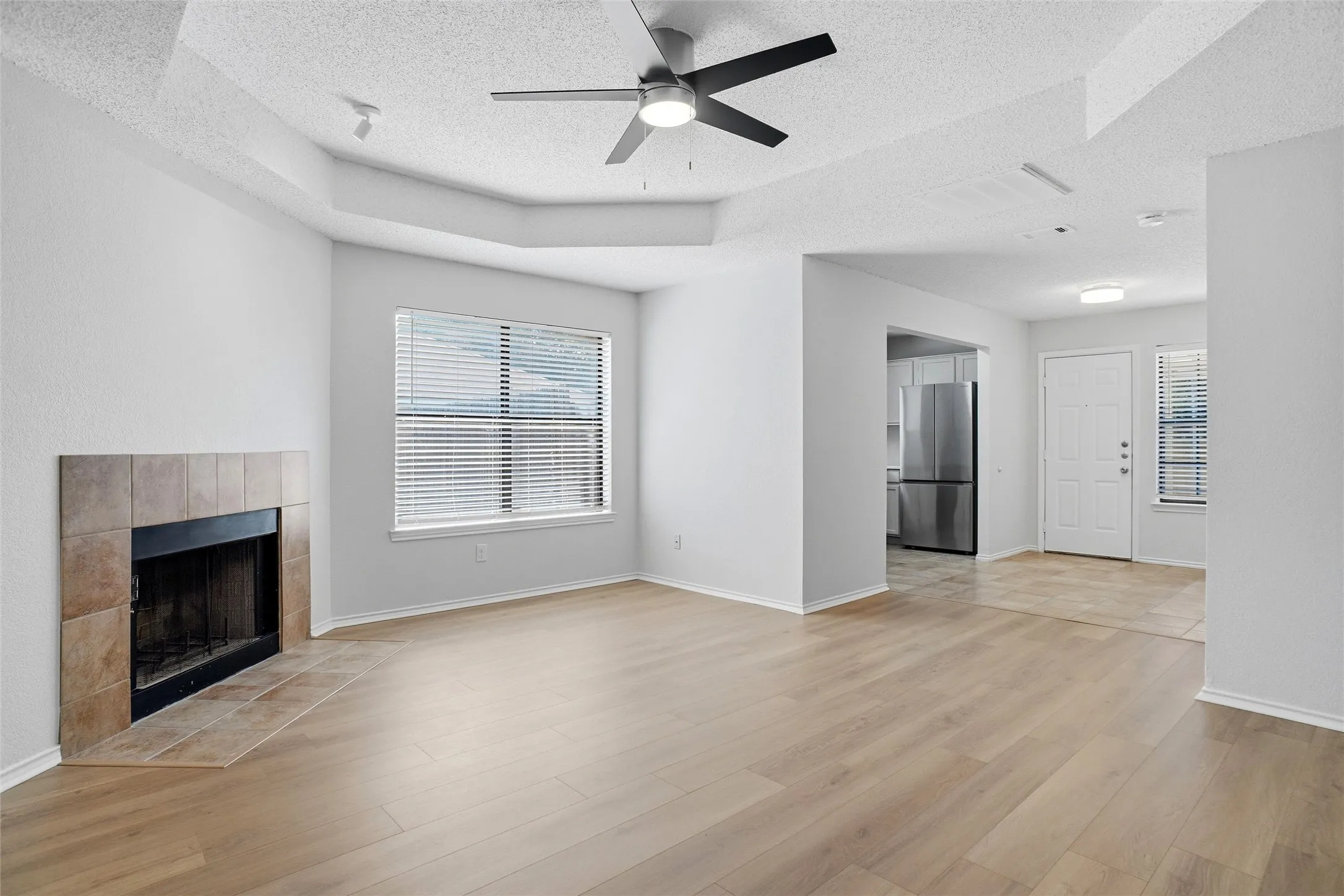 Duplex For Rent in Tarrant County , 2709 London Court, Euless, Texas 76039, 3 Bedroom, 2 Bathroom, Garage spaces, 1,087 Sqft, built in 1985, mls#21385480, Real Estate Agent in Euless, Homes For Rent in Tarrant county, Homes For Rent in Euless, Realtor in Euless Texas, Real Estate Brokerage Independent Realty Texas, Luminita Cordes Realtor