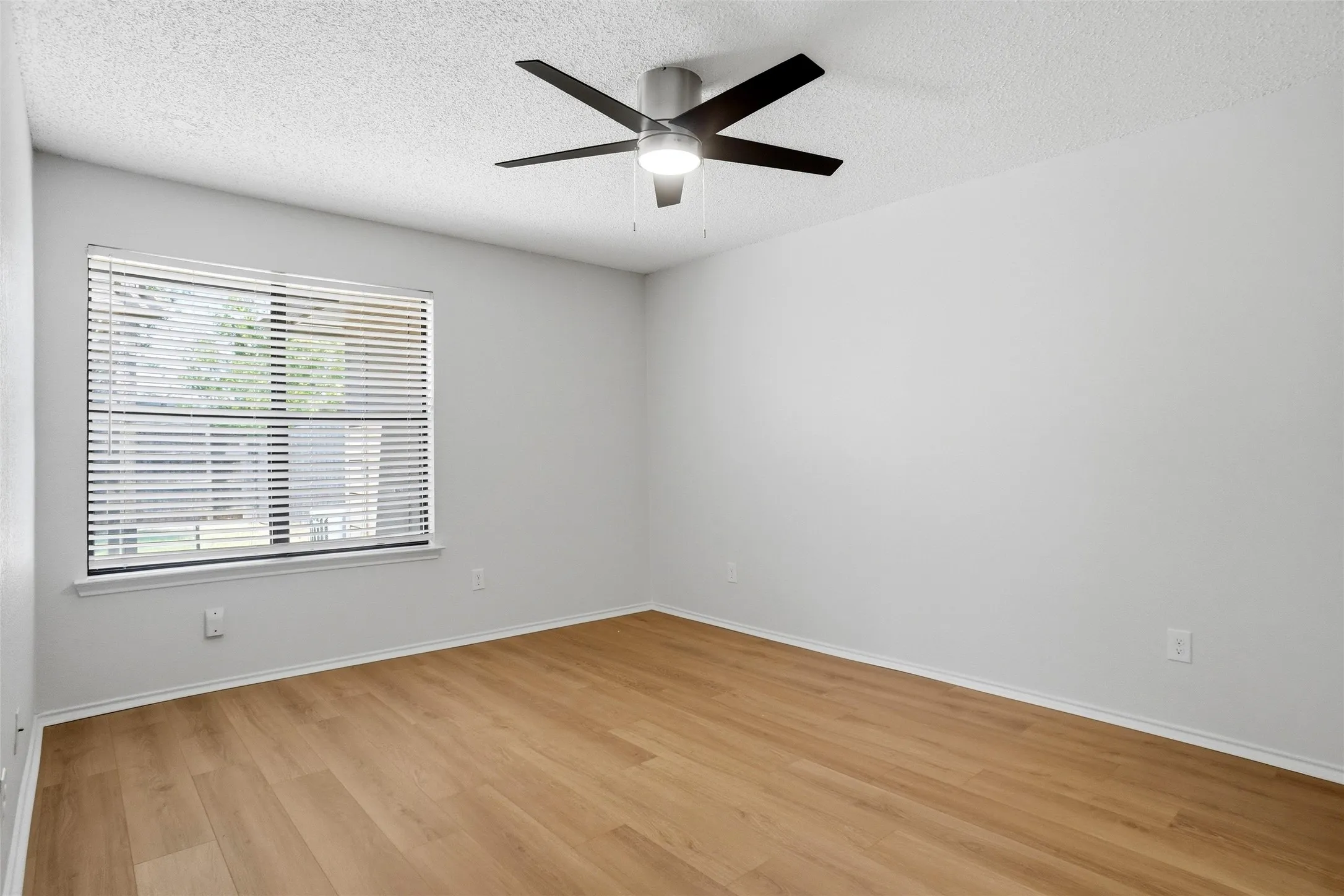Duplex For Rent in Tarrant County , 2709 London Court, Euless, Texas 76039, 3 Bedroom, 2 Bathroom, Garage spaces, 1,087 Sqft, built in 1985, mls#21385480, Real Estate Agent in Euless, Homes For Rent in Tarrant county, Homes For Rent in Euless, Realtor in Euless Texas, Real Estate Brokerage Independent Realty Texas, Luminita Cordes Realtor