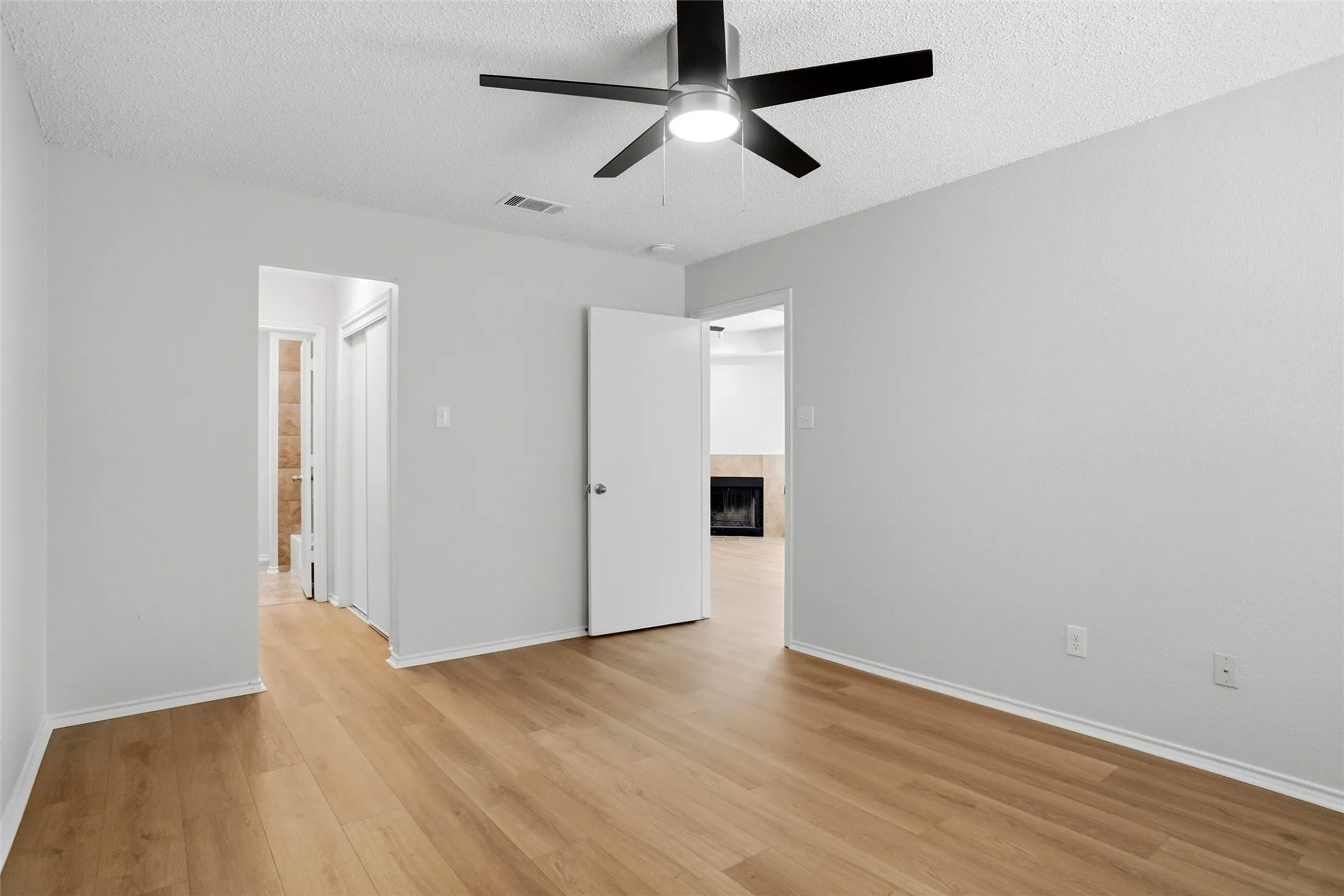 Duplex For Rent in Tarrant County , 2709 London Court, Euless, Texas 76039, 3 Bedroom, 2 Bathroom, Garage spaces, 1,087 Sqft, built in 1985, mls#21385480, Real Estate Agent in Euless, Homes For Rent in Tarrant county, Homes For Rent in Euless, Realtor in Euless Texas, Real Estate Brokerage Independent Realty Texas, Luminita Cordes Realtor