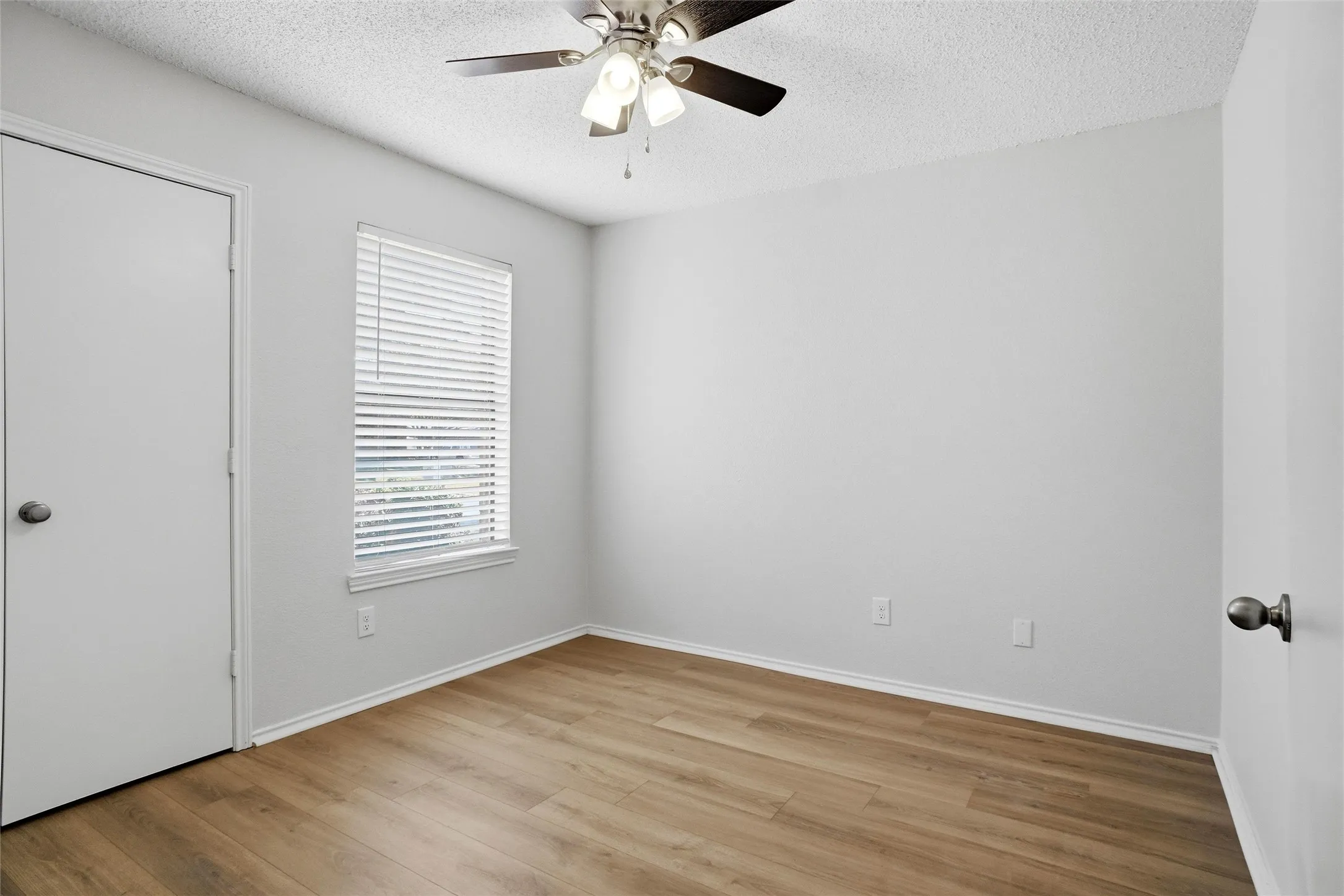 Duplex For Rent in Tarrant County , 2709 London Court, Euless, Texas 76039, 3 Bedroom, 2 Bathroom, Garage spaces, 1,087 Sqft, built in 1985, mls#21385480, Real Estate Agent in Euless, Homes For Rent in Tarrant county, Homes For Rent in Euless, Realtor in Euless Texas, Real Estate Brokerage Independent Realty Texas, Luminita Cordes Realtor