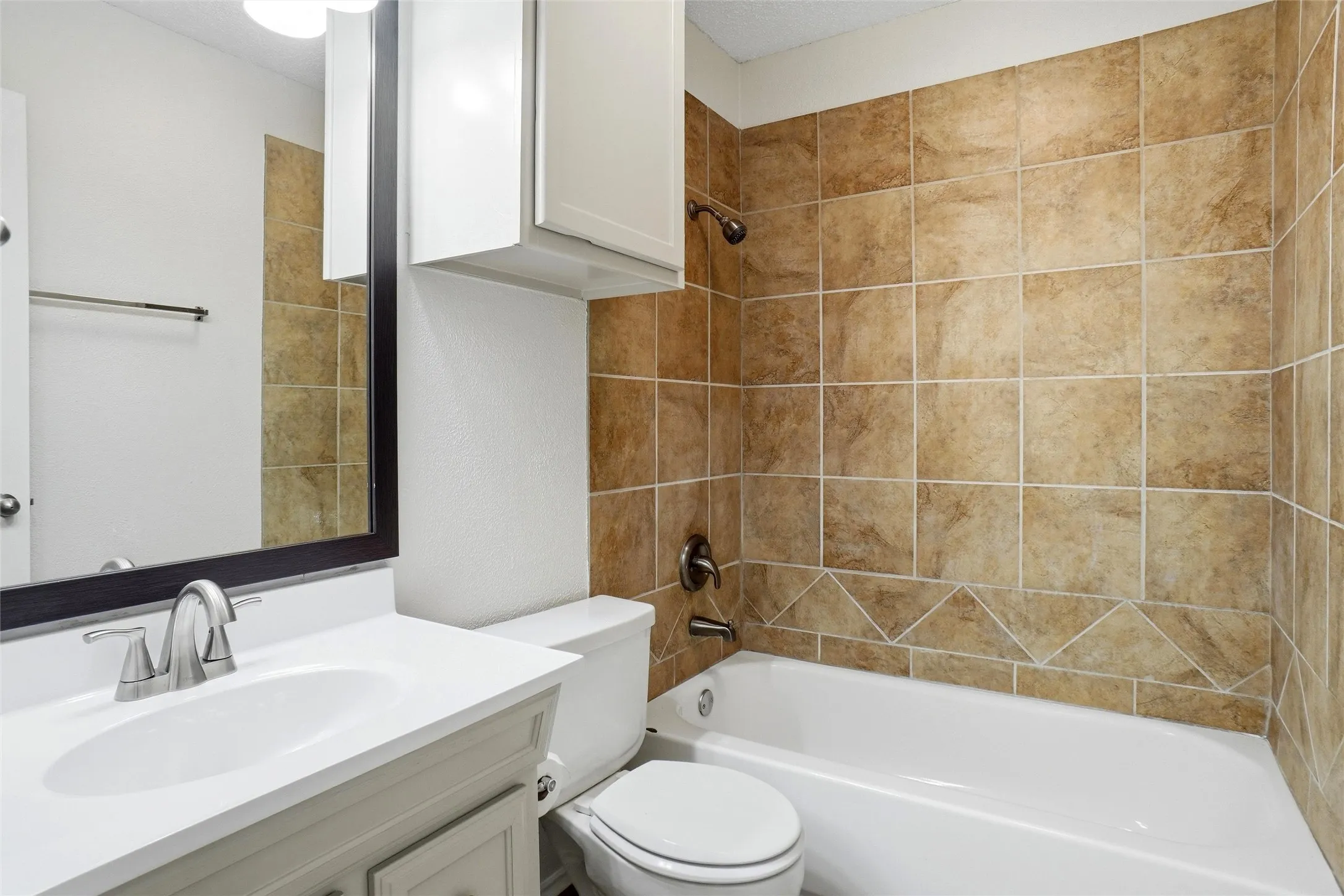 Duplex For Rent in Tarrant County , 2709 London Court, Euless, Texas 76039, 3 Bedroom, 2 Bathroom, Garage spaces, 1,087 Sqft, built in 1985, mls#21385480, Real Estate Agent in Euless, Homes For Rent in Tarrant county, Homes For Rent in Euless, Realtor in Euless Texas, Real Estate Brokerage Independent Realty Texas, Luminita Cordes Realtor