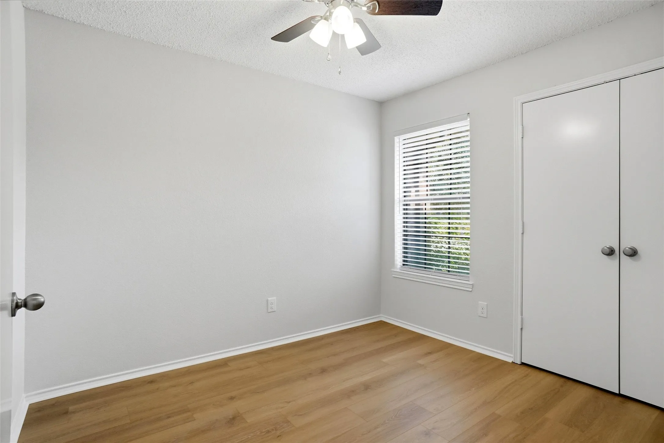 Duplex For Rent in Tarrant County , 2709 London Court, Euless, Texas 76039, 3 Bedroom, 2 Bathroom, Garage spaces, 1,087 Sqft, built in 1985, mls#21385480, Real Estate Agent in Euless, Homes For Rent in Tarrant county, Homes For Rent in Euless, Realtor in Euless Texas, Real Estate Brokerage Independent Realty Texas, Luminita Cordes Realtor