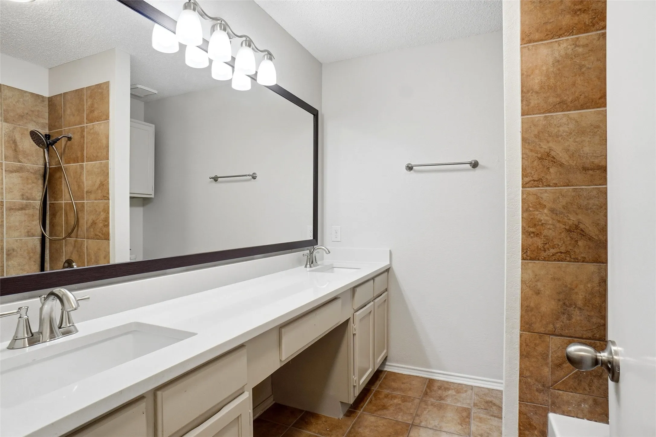 Duplex For Rent in Tarrant County , 2709 London Court, Euless, Texas 76039, 3 Bedroom, 2 Bathroom, Garage spaces, 1,087 Sqft, built in 1985, mls#21385480, Real Estate Agent in Euless, Homes For Rent in Tarrant county, Homes For Rent in Euless, Realtor in Euless Texas, Real Estate Brokerage Independent Realty Texas, Luminita Cordes Realtor