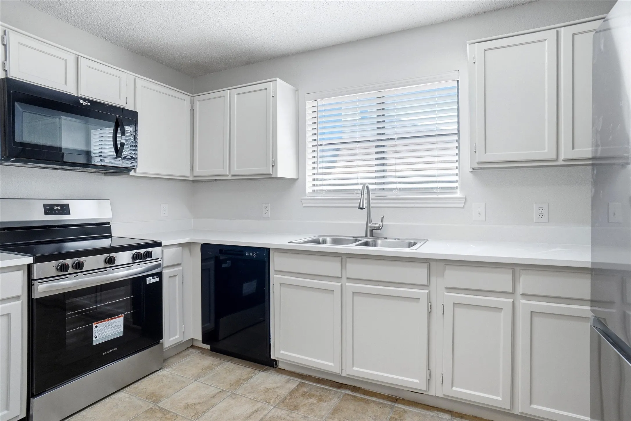 Duplex For Rent in Tarrant County , 2709 London Court, Euless, Texas 76039, 3 Bedroom, 2 Bathroom, Garage spaces, 1,087 Sqft, built in 1985, mls#21385480, Real Estate Agent in Euless, Homes For Rent in Tarrant county, Homes For Rent in Euless, Realtor in Euless Texas, Real Estate Brokerage Independent Realty Texas, Luminita Cordes Realtor
