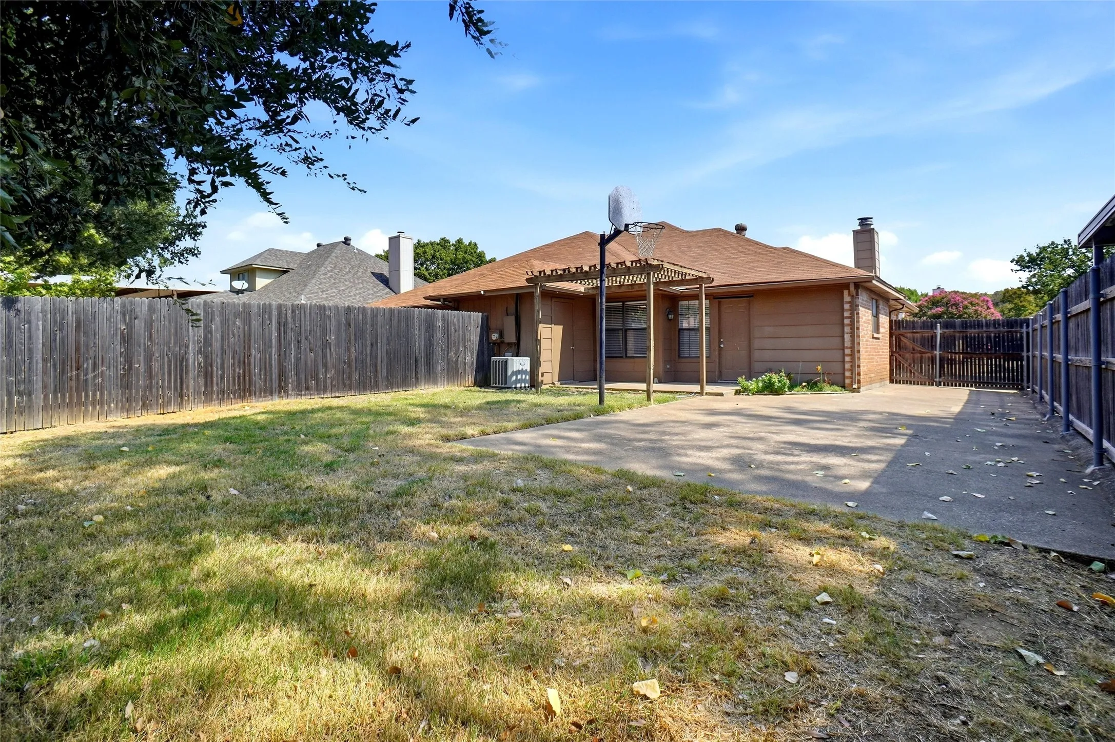 Duplex For Rent in Tarrant County , 2709 London Court, Euless, Texas 76039, 3 Bedroom, 2 Bathroom, Garage spaces, 1,087 Sqft, built in 1985, mls#21385480, Real Estate Agent in Euless, Homes For Rent in Tarrant county, Homes For Rent in Euless, Realtor in Euless Texas, Real Estate Brokerage Independent Realty Texas, Luminita Cordes Realtor