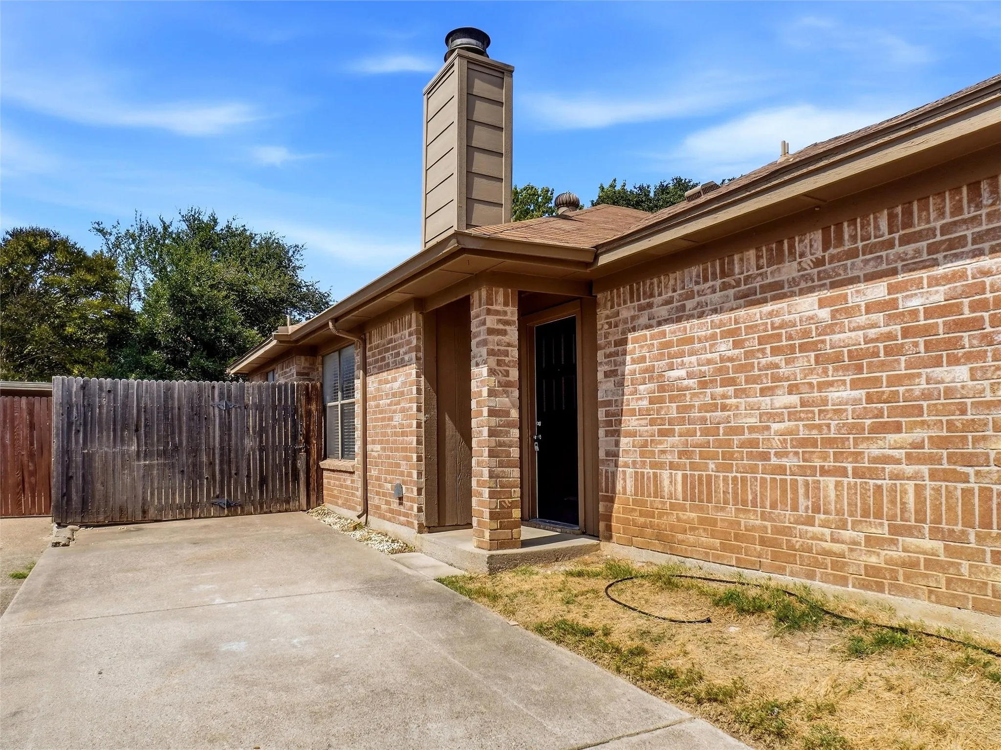 Duplex For Rent in Tarrant County , 2709 London Court, Euless, Texas 76039, 3 Bedroom, 2 Bathroom, Garage spaces, 1,087 Sqft, built in 1985, mls#21385480, Real Estate Agent in Euless, Homes For Rent in Tarrant county, Homes For Rent in Euless, Realtor in Euless Texas, Real Estate Brokerage Independent Realty Texas, Luminita Cordes Realtor
