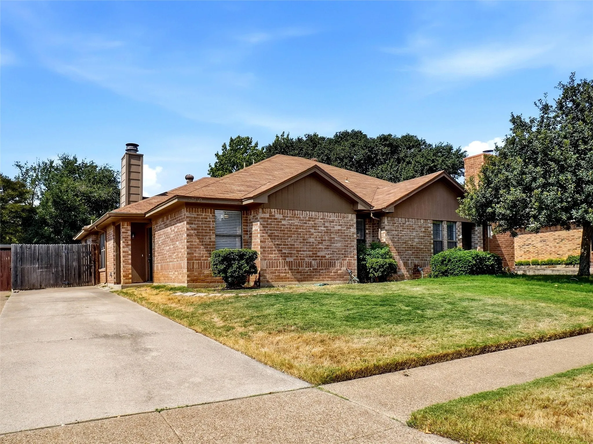 Duplex For Rent in Tarrant County , 2709 London Court, Euless, Texas 76039, 3 Bedroom, 2 Bathroom, Garage spaces, 1,087 Sqft, built in 1985, mls#21385480, Real Estate Agent in Euless, Homes For Rent in Tarrant county, Homes For Rent in Euless, Realtor in Euless Texas, Real Estate Brokerage Independent Realty Texas, Luminita Cordes Realtor