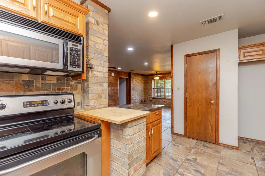 Single Family Residence For Sale in Fannin County , 1209 Maple Street, Honey Grove, Texas 75446, 3 Bedroom, 3 Bathroom, 2 Garage spaces, 2,258 Sqft, built in 2003, mls#21393440, Real Estate Agent in Honey Grove, Homes For Sale in Fannin county, Homes For Sale in Honey Grove, Realtor in Honey Grove Texas, Real Estate Brokerage Independent Realty Texas, Luminita Cordes Realtor