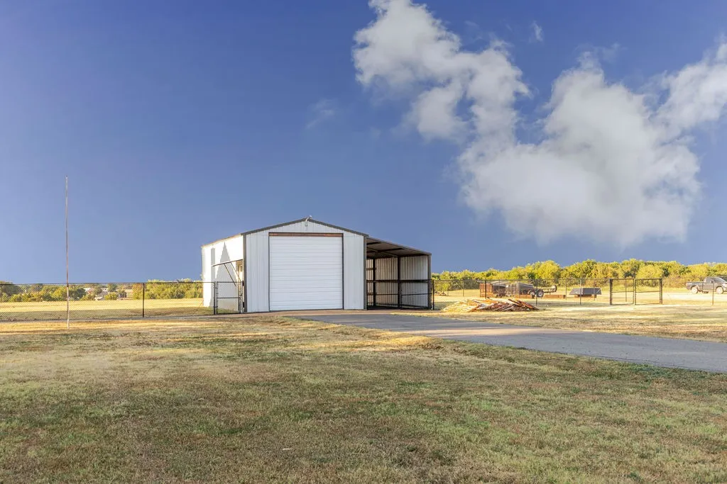 Single Family Residence For Sale in Fannin County , 1209 Maple Street, Honey Grove, Texas 75446, 3 Bedroom, 3 Bathroom, 2 Garage spaces, 2,258 Sqft, built in 2003, mls#21393440, Real Estate Agent in Honey Grove, Homes For Sale in Fannin county, Homes For Sale in Honey Grove, Realtor in Honey Grove Texas, Real Estate Brokerage Independent Realty Texas, Luminita Cordes Realtor