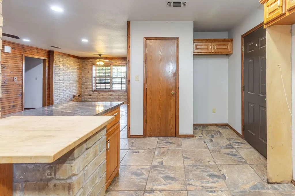 Single Family Residence For Sale in Fannin County , 1209 Maple Street, Honey Grove, Texas 75446, 3 Bedroom, 3 Bathroom, 2 Garage spaces, 2,258 Sqft, built in 2003, mls#21393440, Real Estate Agent in Honey Grove, Homes For Sale in Fannin county, Homes For Sale in Honey Grove, Realtor in Honey Grove Texas, Real Estate Brokerage Independent Realty Texas, Luminita Cordes Realtor