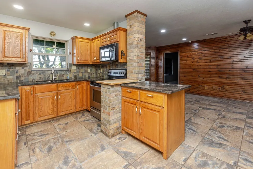 Single Family Residence For Sale in Fannin County , 1209 Maple Street, Honey Grove, Texas 75446, 3 Bedroom, 3 Bathroom, 2 Garage spaces, 2,258 Sqft, built in 2003, mls#21393440, Real Estate Agent in Honey Grove, Homes For Sale in Fannin county, Homes For Sale in Honey Grove, Realtor in Honey Grove Texas, Real Estate Brokerage Independent Realty Texas, Luminita Cordes Realtor