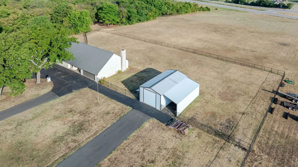 Single Family Residence For Sale in Fannin County , 1209 Maple Street, Honey Grove, Texas 75446, 3 Bedroom, 3 Bathroom, 2 Garage spaces, 2,258 Sqft, built in 2003, mls#21393440, Real Estate Agent in Honey Grove, Homes For Sale in Fannin county, Homes For Sale in Honey Grove, Realtor in Honey Grove Texas, Real Estate Brokerage Independent Realty Texas, Luminita Cordes Realtor