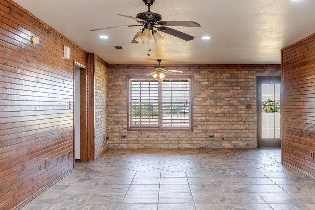 Single Family Residence For Sale in Fannin County , 1209 Maple Street, Honey Grove, Texas 75446, 3 Bedroom, 3 Bathroom, 2 Garage spaces, 2,258 Sqft, built in 2003, mls#21393440, Real Estate Agent in Honey Grove, Homes For Sale in Fannin county, Homes For Sale in Honey Grove, Realtor in Honey Grove Texas, Real Estate Brokerage Independent Realty Texas, Luminita Cordes Realtor