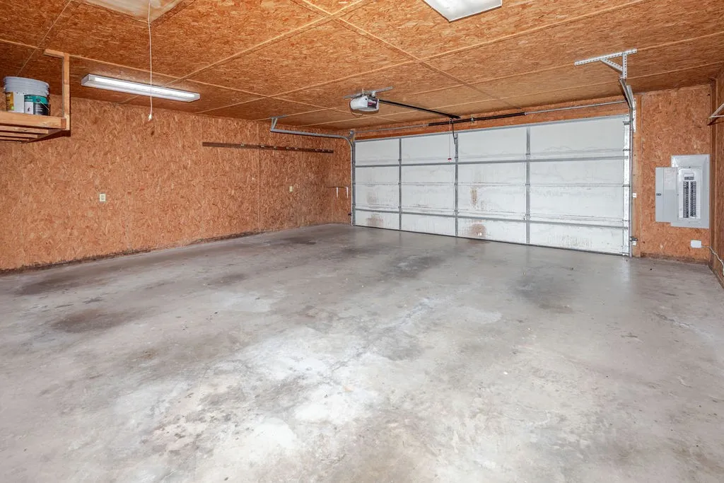 Single Family Residence For Sale in Fannin County , 1209 Maple Street, Honey Grove, Texas 75446, 3 Bedroom, 3 Bathroom, 2 Garage spaces, 2,258 Sqft, built in 2003, mls#21393440, Real Estate Agent in Honey Grove, Homes For Sale in Fannin county, Homes For Sale in Honey Grove, Realtor in Honey Grove Texas, Real Estate Brokerage Independent Realty Texas, Luminita Cordes Realtor