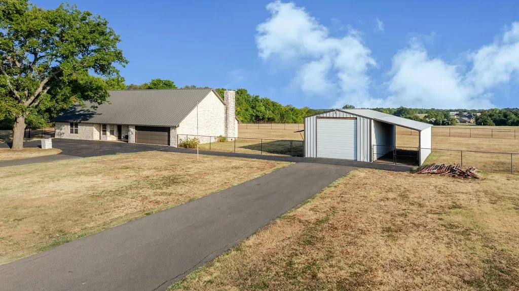 Single Family Residence For Sale in Fannin County , 1209 Maple Street, Honey Grove, Texas 75446, 3 Bedroom, 3 Bathroom, 2 Garage spaces, 2,258 Sqft, built in 2003, mls#21393440, Real Estate Agent in Honey Grove, Homes For Sale in Fannin county, Homes For Sale in Honey Grove, Realtor in Honey Grove Texas, Real Estate Brokerage Independent Realty Texas, Luminita Cordes Realtor