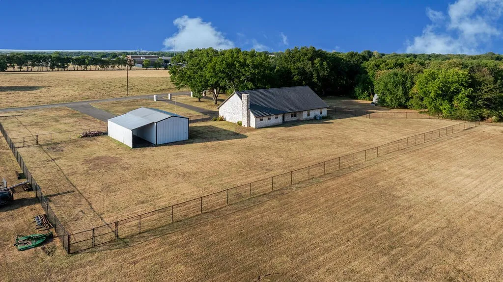 Single Family Residence For Sale in Fannin County , 1209 Maple Street, Honey Grove, Texas 75446, 3 Bedroom, 3 Bathroom, 2 Garage spaces, 2,258 Sqft, built in 2003, mls#21393440, Real Estate Agent in Honey Grove, Homes For Sale in Fannin county, Homes For Sale in Honey Grove, Realtor in Honey Grove Texas, Real Estate Brokerage Independent Realty Texas, Luminita Cordes Realtor