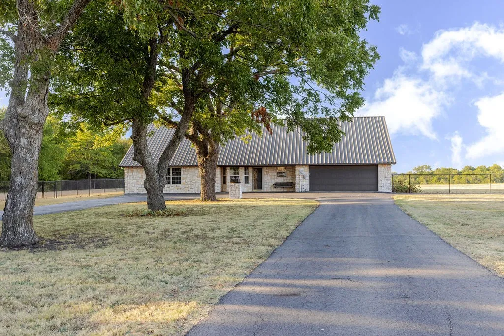 Single Family Residence For Sale in Fannin County , 1209 Maple Street, Honey Grove, Texas 75446, 3 Bedroom, 3 Bathroom, 2 Garage spaces, 2,258 Sqft, built in 2003, mls#21393440, Real Estate Agent in Honey Grove, Homes For Sale in Fannin county, Homes For Sale in Honey Grove, Realtor in Honey Grove Texas, Real Estate Brokerage Independent Realty Texas, Luminita Cordes Realtor
