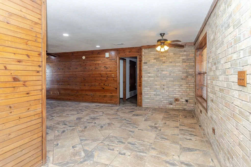Single Family Residence For Sale in Fannin County , 1209 Maple Street, Honey Grove, Texas 75446, 3 Bedroom, 3 Bathroom, 2 Garage spaces, 2,258 Sqft, built in 2003, mls#21393440, Real Estate Agent in Honey Grove, Homes For Sale in Fannin county, Homes For Sale in Honey Grove, Realtor in Honey Grove Texas, Real Estate Brokerage Independent Realty Texas, Luminita Cordes Realtor