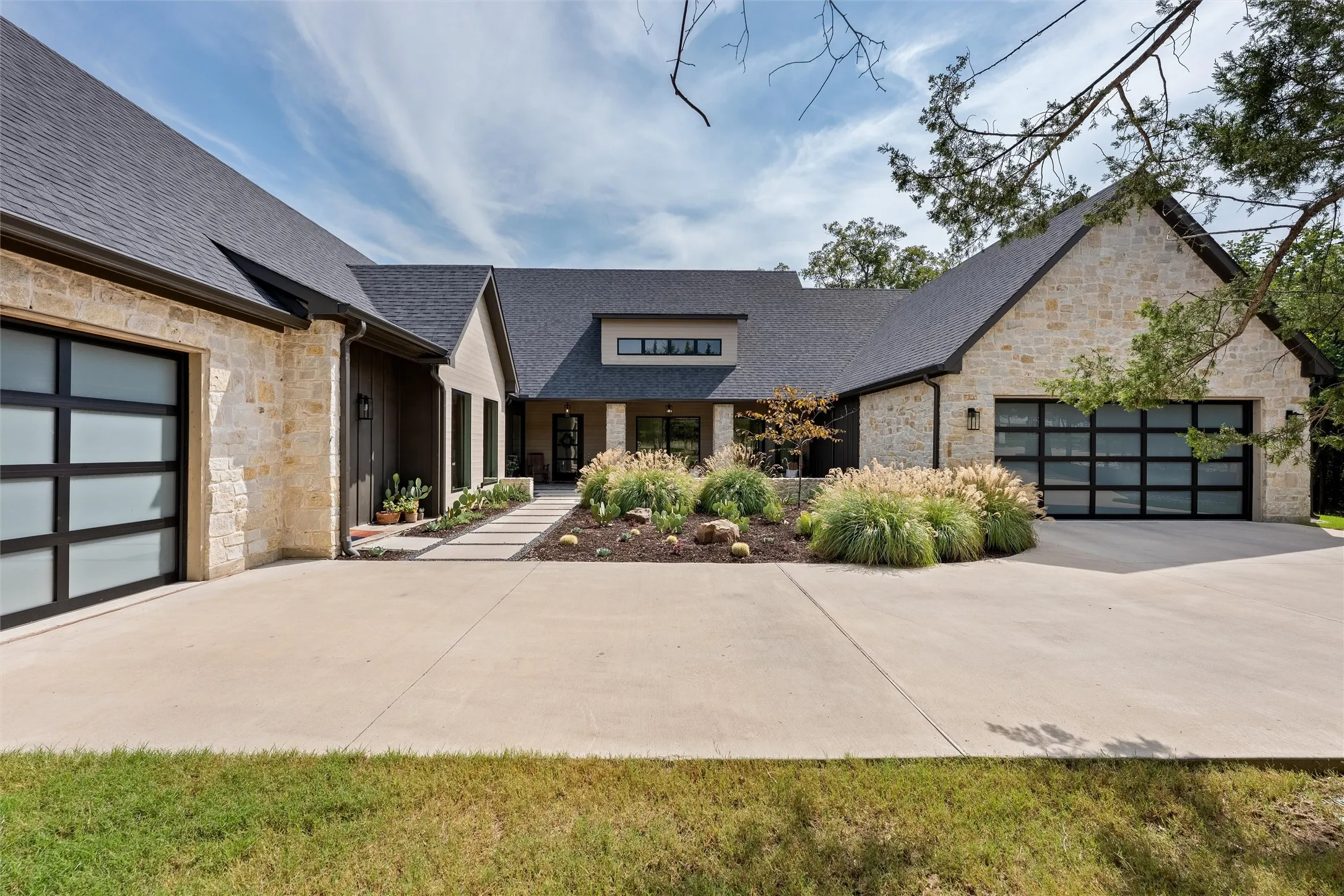 Single Family Residence For Sale in Grayson County , 206 Lila Blue Lane, Van Alstyne, Texas 75495, 4 Bedroom, 5 Bathroom, 3 Garage spaces, 3,956 Sqft, built in 2024, mls#21397773, Real Estate Agent in Van Alstyne, Homes For Sale in Grayson county, Homes For Sale in Van Alstyne, Realtor in Van Alstyne Texas, Real Estate Brokerage Independent Realty Texas, Luminita Cordes Realtor