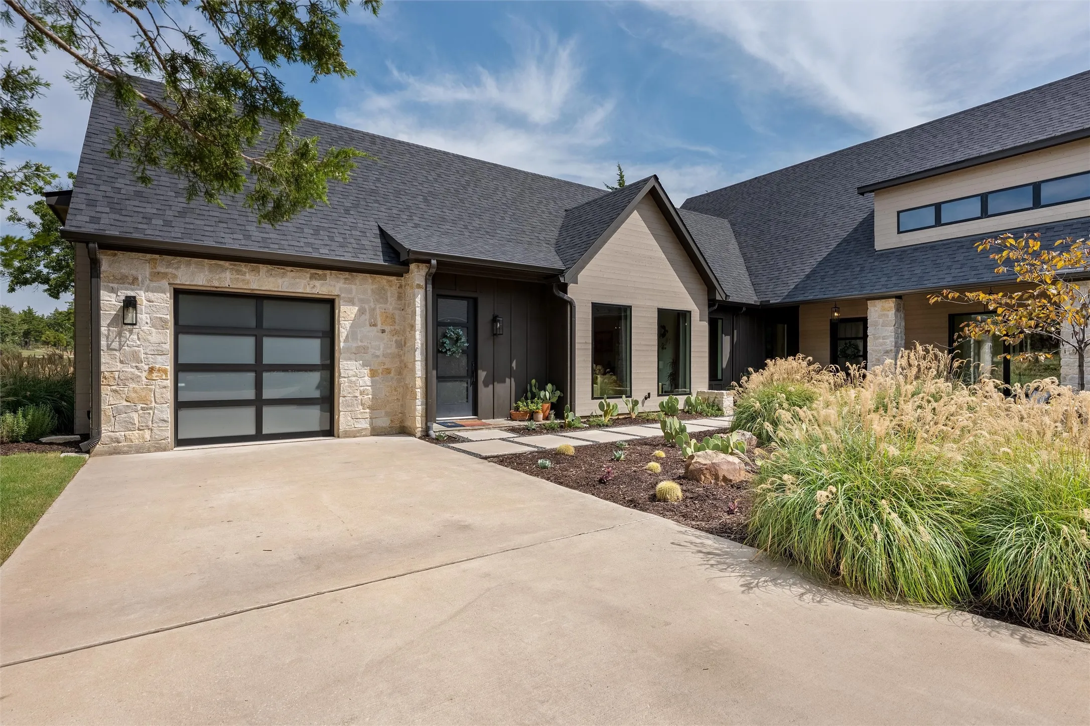 Single Family Residence For Sale in Grayson County , 206 Lila Blue Lane, Van Alstyne, Texas 75495, 4 Bedroom, 5 Bathroom, 3 Garage spaces, 3,956 Sqft, built in 2024, mls#21397773, Real Estate Agent in Van Alstyne, Homes For Sale in Grayson county, Homes For Sale in Van Alstyne, Realtor in Van Alstyne Texas, Real Estate Brokerage Independent Realty Texas, Luminita Cordes Realtor