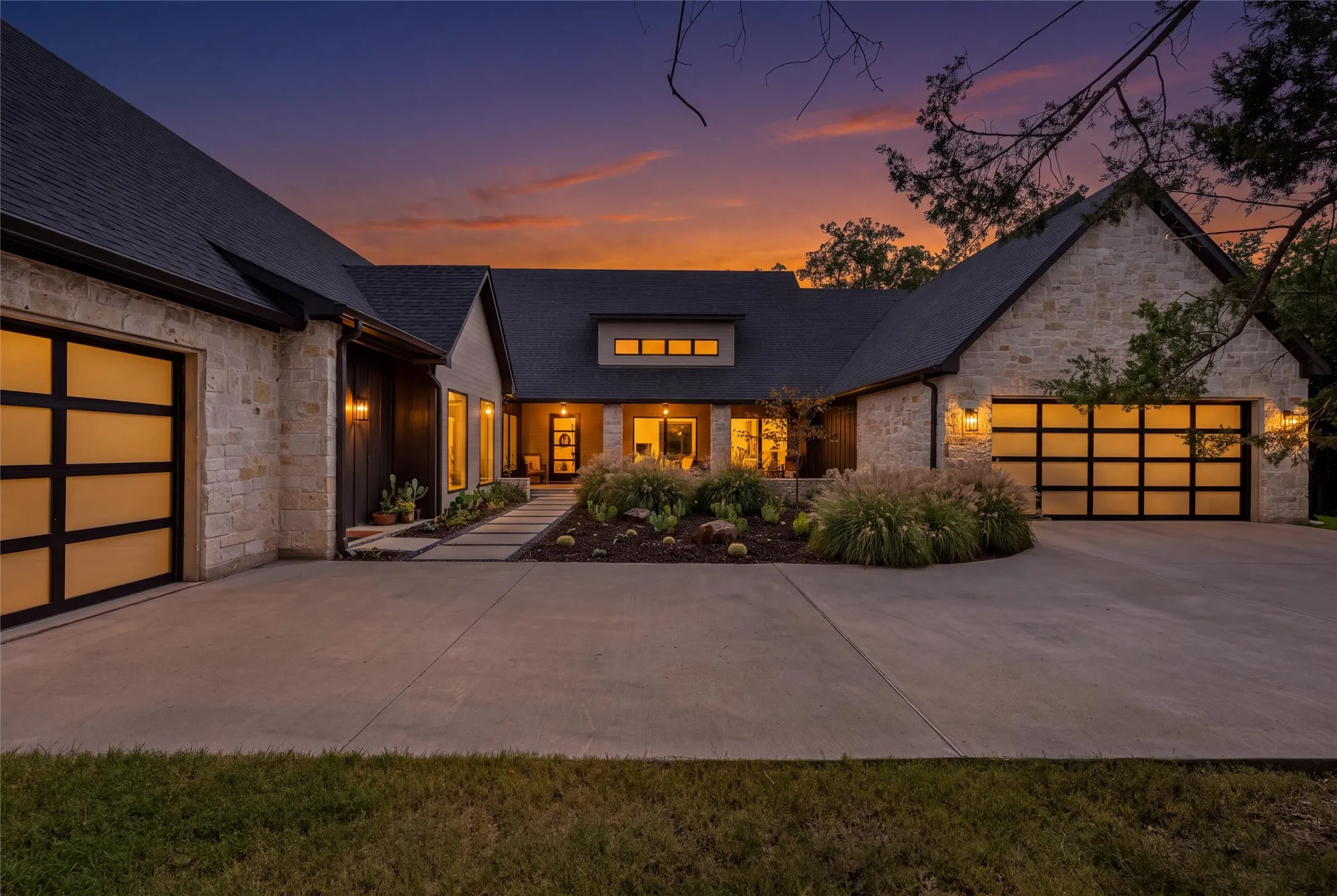 Single Family Residence For Sale in Grayson County , 206 Lila Blue Lane, Van Alstyne, Texas 75495, 4 Bedroom, 5 Bathroom, 3 Garage spaces, 3,956 Sqft, built in 2024, mls#21397773, Real Estate Agent in Van Alstyne, Homes For Sale in Grayson county, Homes For Sale in Van Alstyne, Realtor in Van Alstyne Texas, Real Estate Brokerage Independent Realty Texas, Luminita Cordes Realtor
