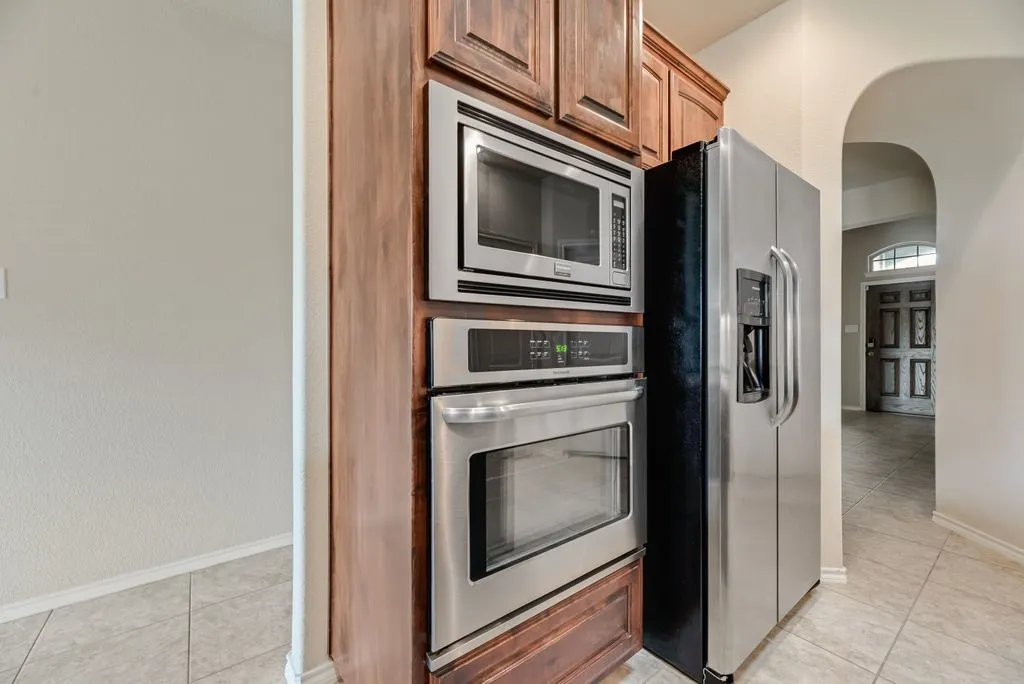 Single Family Residence For Sale in Tarrant County , 18 Auburn Drive, Edgecliff Village, Texas 76134, 3 Bedroom, 2 Bathroom, 2 Garage spaces, 1,838 Sqft, built in 2015, mls#21390833, Real Estate Agent in Edgecliff Village, Homes For Sale in Tarrant county, Homes For Sale in Edgecliff Village, Realtor in Edgecliff Village Texas, Real Estate Brokerage Independent Realty Texas, Luminita Cordes Realtor