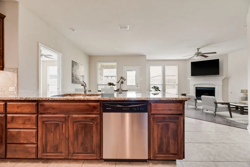 Single Family Residence For Sale in Tarrant County , 18 Auburn Drive, Edgecliff Village, Texas 76134, 3 Bedroom, 2 Bathroom, 2 Garage spaces, 1,838 Sqft, built in 2015, mls#21390833, Real Estate Agent in Edgecliff Village, Homes For Sale in Tarrant county, Homes For Sale in Edgecliff Village, Realtor in Edgecliff Village Texas, Real Estate Brokerage Independent Realty Texas, Luminita Cordes Realtor