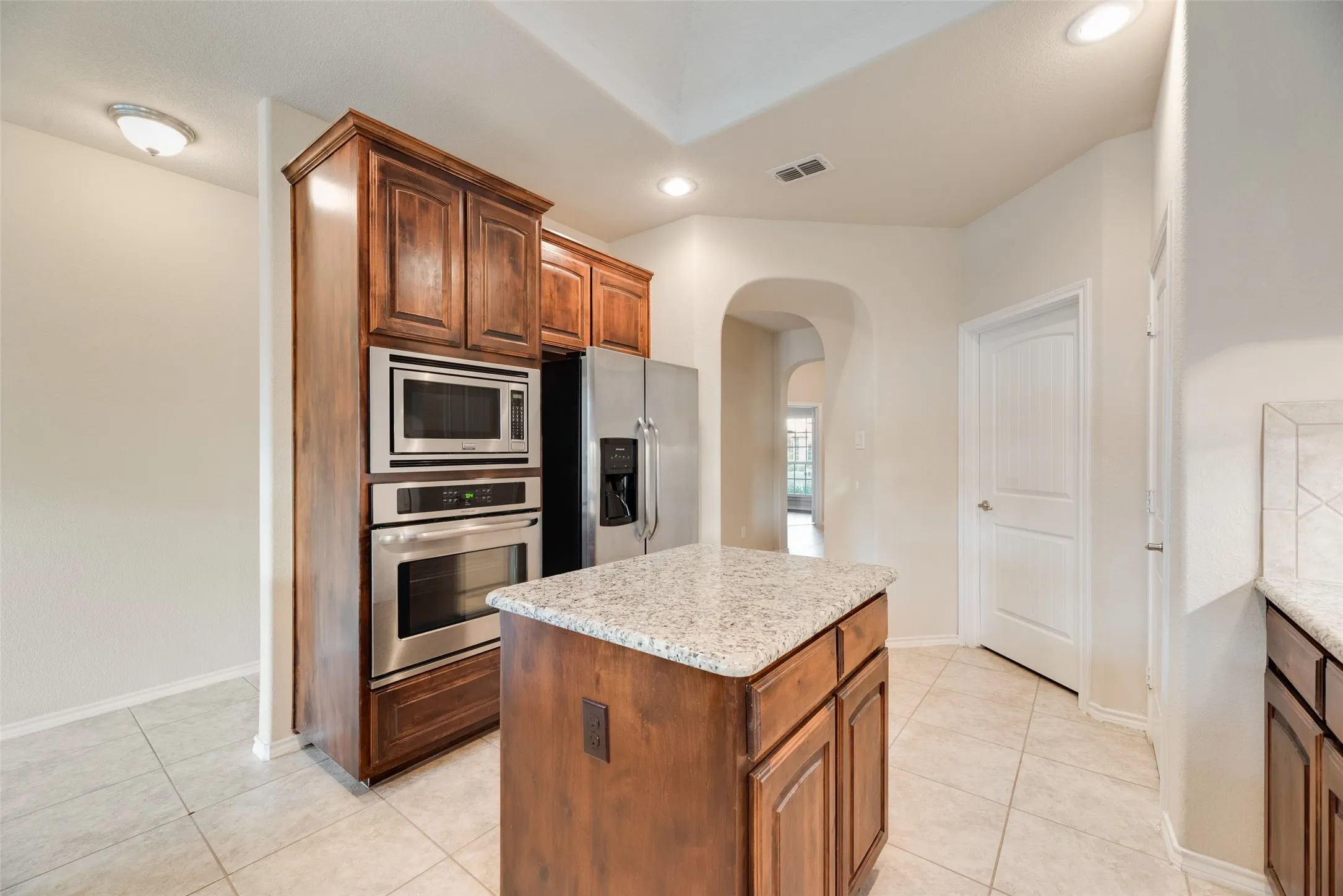 Single Family Residence For Sale in Tarrant County , 18 Auburn Drive, Edgecliff Village, Texas 76134, 3 Bedroom, 2 Bathroom, 2 Garage spaces, 1,838 Sqft, built in 2015, mls#21390833, Real Estate Agent in Edgecliff Village, Homes For Sale in Tarrant county, Homes For Sale in Edgecliff Village, Realtor in Edgecliff Village Texas, Real Estate Brokerage Independent Realty Texas, Luminita Cordes Realtor