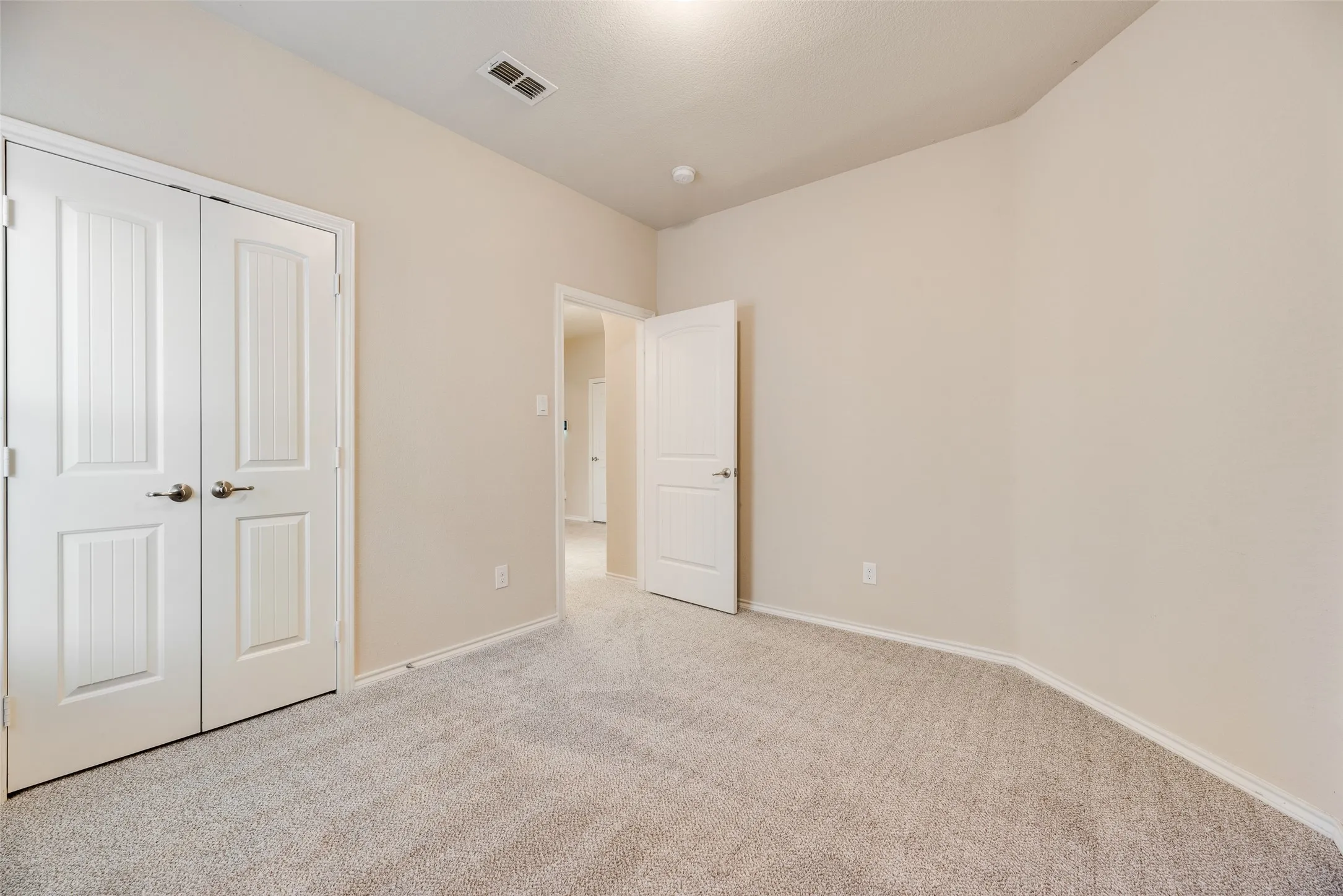 Single Family Residence For Sale in Tarrant County , 18 Auburn Drive, Edgecliff Village, Texas 76134, 3 Bedroom, 2 Bathroom, 2 Garage spaces, 1,838 Sqft, built in 2015, mls#21390833, Real Estate Agent in Edgecliff Village, Homes For Sale in Tarrant county, Homes For Sale in Edgecliff Village, Realtor in Edgecliff Village Texas, Real Estate Brokerage Independent Realty Texas, Luminita Cordes Realtor