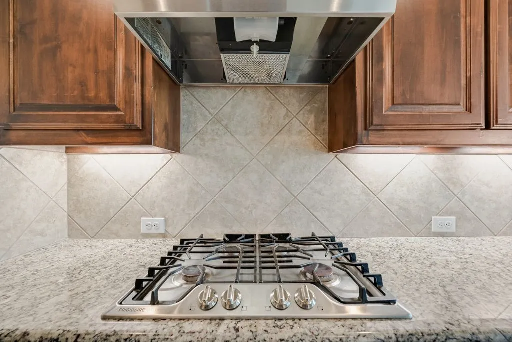 Single Family Residence For Sale in Tarrant County , 18 Auburn Drive, Edgecliff Village, Texas 76134, 3 Bedroom, 2 Bathroom, 2 Garage spaces, 1,838 Sqft, built in 2015, mls#21390833, Real Estate Agent in Edgecliff Village, Homes For Sale in Tarrant county, Homes For Sale in Edgecliff Village, Realtor in Edgecliff Village Texas, Real Estate Brokerage Independent Realty Texas, Luminita Cordes Realtor
