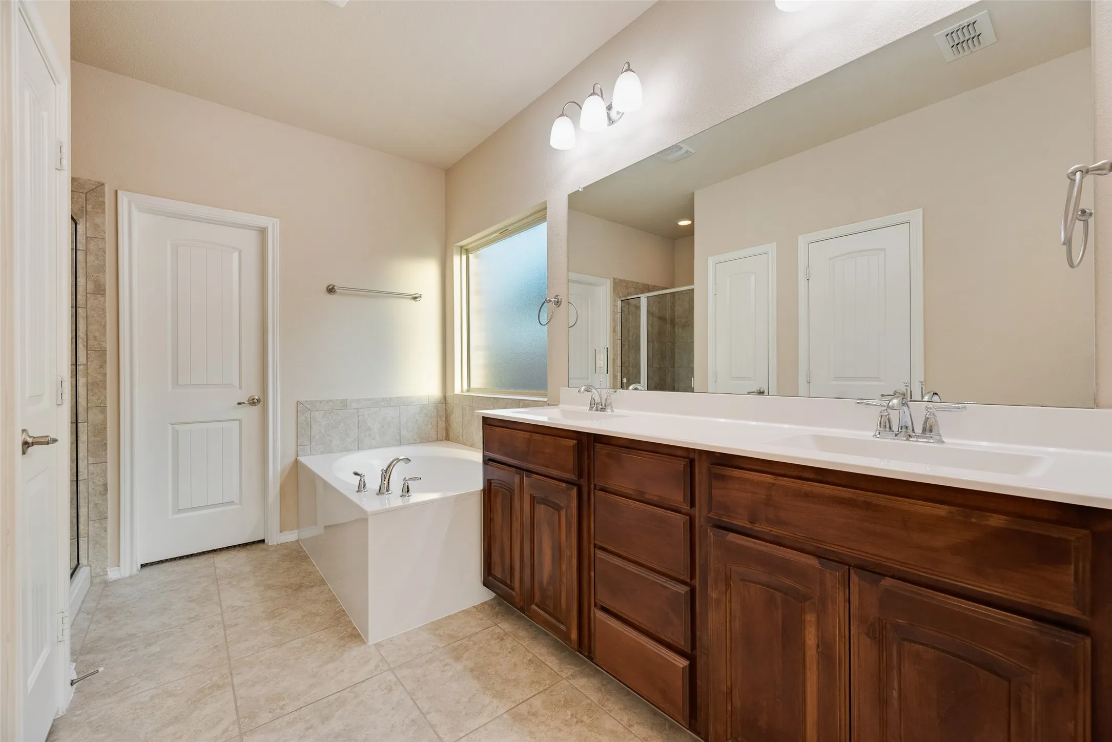Single Family Residence For Sale in Tarrant County , 18 Auburn Drive, Edgecliff Village, Texas 76134, 3 Bedroom, 2 Bathroom, 2 Garage spaces, 1,838 Sqft, built in 2015, mls#21390833, Real Estate Agent in Edgecliff Village, Homes For Sale in Tarrant county, Homes For Sale in Edgecliff Village, Realtor in Edgecliff Village Texas, Real Estate Brokerage Independent Realty Texas, Luminita Cordes Realtor