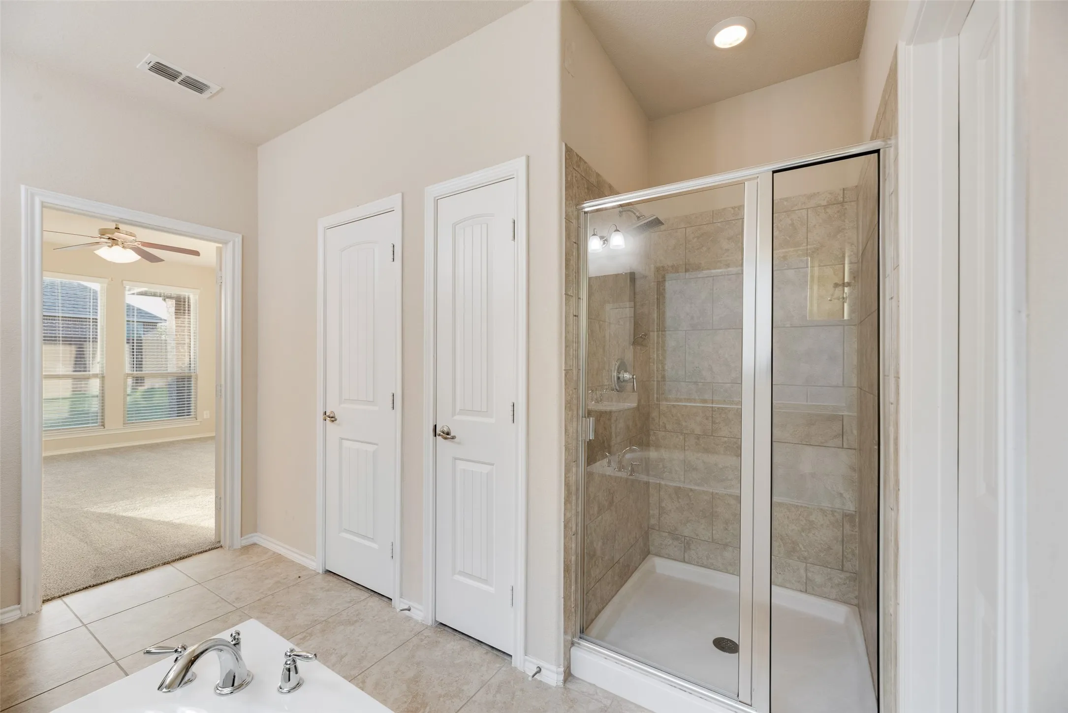 Single Family Residence For Sale in Tarrant County , 18 Auburn Drive, Edgecliff Village, Texas 76134, 3 Bedroom, 2 Bathroom, 2 Garage spaces, 1,838 Sqft, built in 2015, mls#21390833, Real Estate Agent in Edgecliff Village, Homes For Sale in Tarrant county, Homes For Sale in Edgecliff Village, Realtor in Edgecliff Village Texas, Real Estate Brokerage Independent Realty Texas, Luminita Cordes Realtor