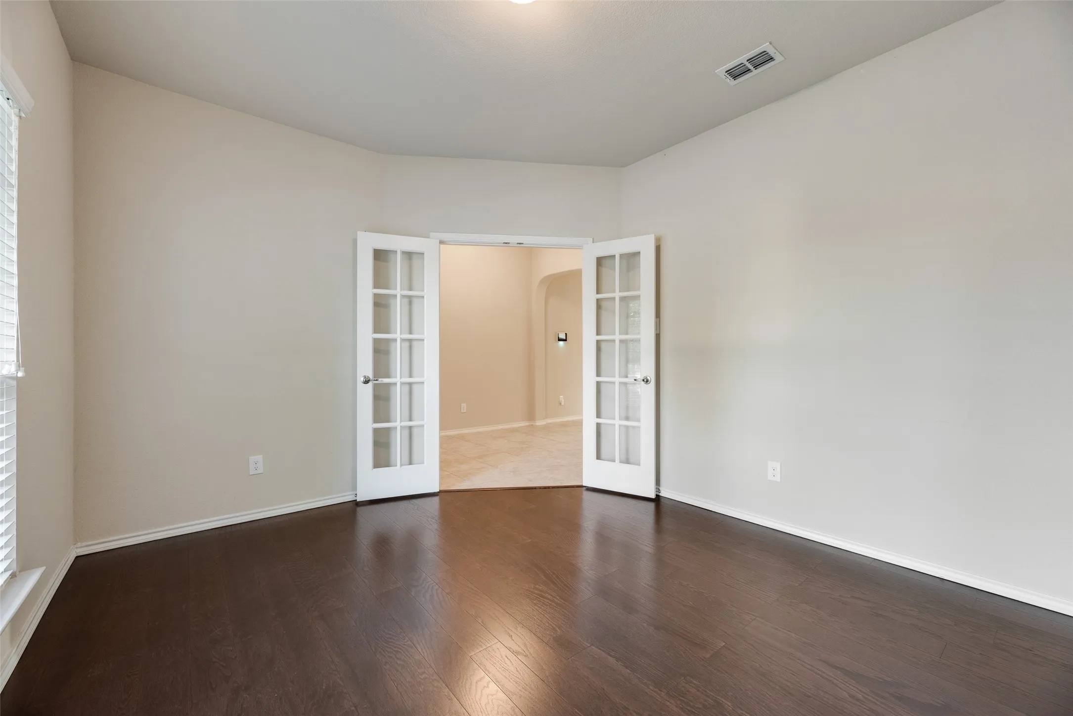 Single Family Residence For Sale in Tarrant County , 18 Auburn Drive, Edgecliff Village, Texas 76134, 3 Bedroom, 2 Bathroom, 2 Garage spaces, 1,838 Sqft, built in 2015, mls#21390833, Real Estate Agent in Edgecliff Village, Homes For Sale in Tarrant county, Homes For Sale in Edgecliff Village, Realtor in Edgecliff Village Texas, Real Estate Brokerage Independent Realty Texas, Luminita Cordes Realtor