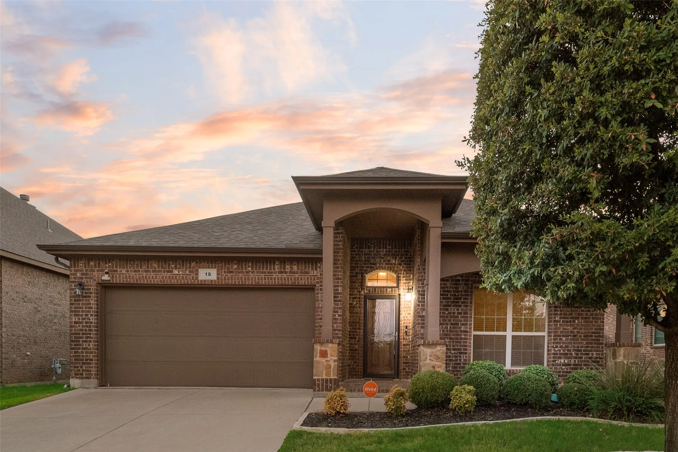 Single Family Residence For Sale in Tarrant County , 18 Auburn Drive, Edgecliff Village, Texas 76134, 3 Bedroom, 2 Bathroom, 2 Garage spaces, 1,838 Sqft, built in 2015, mls#21390833, Real Estate Agent in Edgecliff Village, Homes For Sale in Tarrant county, Homes For Sale in Edgecliff Village, Realtor in Edgecliff Village Texas, Real Estate Brokerage Independent Realty Texas, Luminita Cordes Realtor