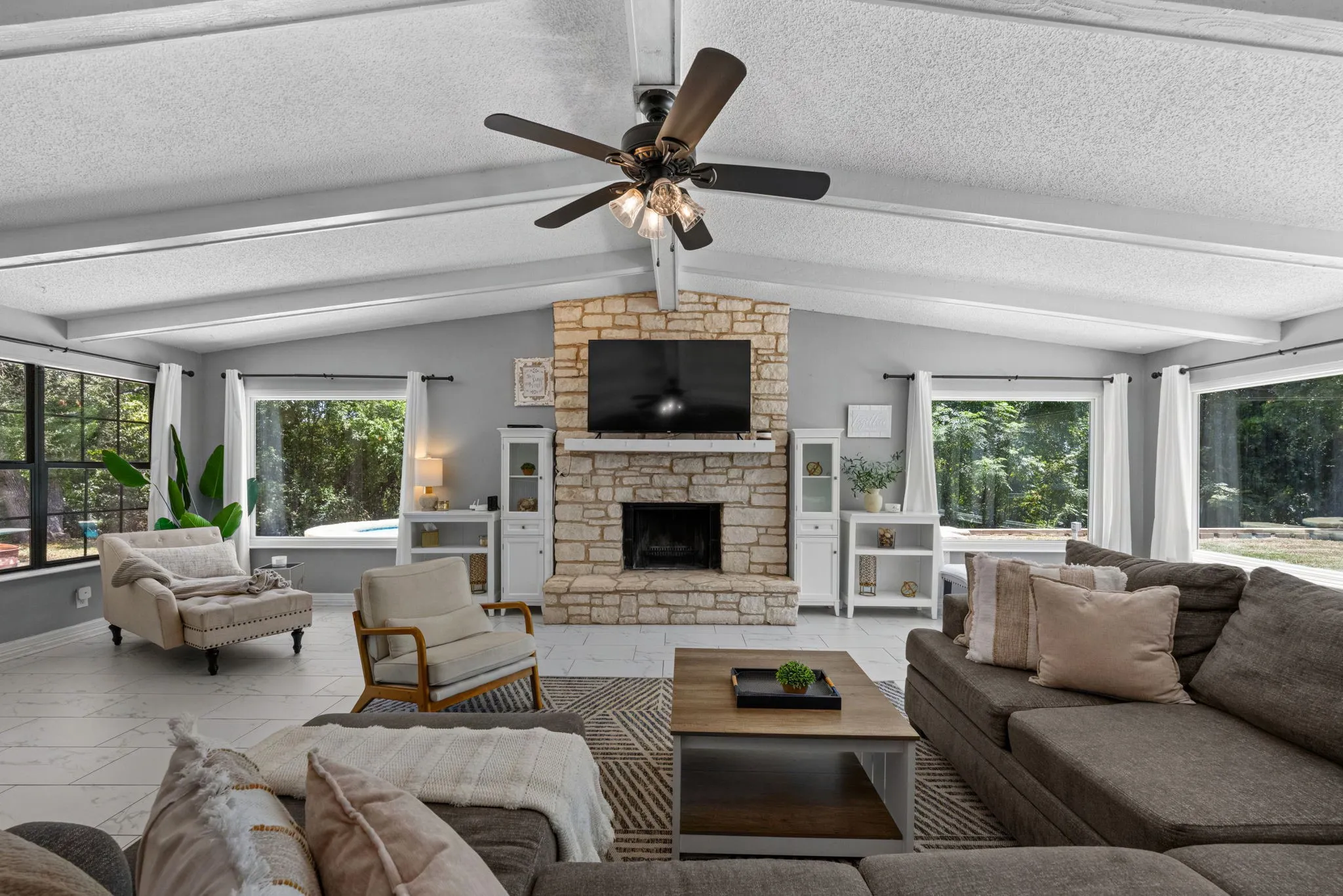 Single Family Residence For Sale in Bell County , 349 Arrowhead Point Road, Belton, Texas 76513, 4 Bedroom, 3 Bathroom, 2 Garage spaces, 2,246 Sqft, built in 1965, mls#21395883, Real Estate Agent in Belton, Homes For Sale in Bell county, Homes For Sale in Belton, Realtor in Belton Texas, Real Estate Brokerage Independent Realty Texas, Luminita Cordes Realtor