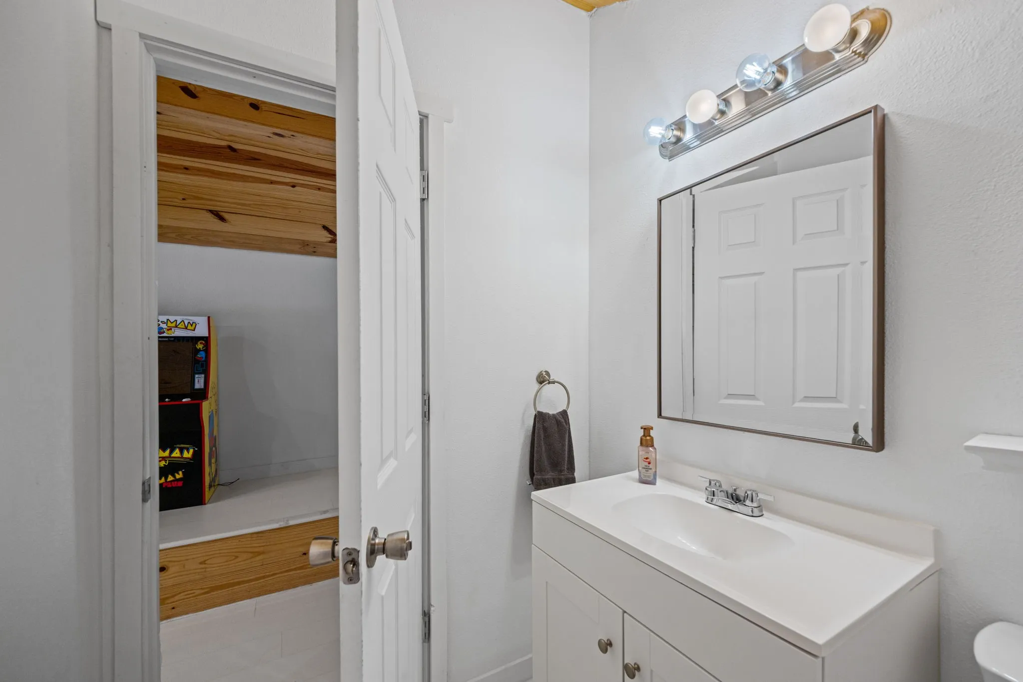 Single Family Residence For Sale in Bell County , 349 Arrowhead Point Road, Belton, Texas 76513, 4 Bedroom, 3 Bathroom, 2 Garage spaces, 2,246 Sqft, built in 1965, mls#21395883, Real Estate Agent in Belton, Homes For Sale in Bell county, Homes For Sale in Belton, Realtor in Belton Texas, Real Estate Brokerage Independent Realty Texas, Luminita Cordes Realtor