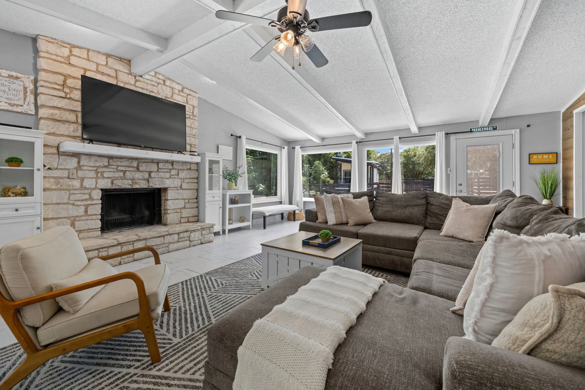 Single Family Residence For Sale in Bell County , 349 Arrowhead Point Road, Belton, Texas 76513, 4 Bedroom, 3 Bathroom, 2 Garage spaces, 2,246 Sqft, built in 1965, mls#21395883, Real Estate Agent in Belton, Homes For Sale in Bell county, Homes For Sale in Belton, Realtor in Belton Texas, Real Estate Brokerage Independent Realty Texas, Luminita Cordes Realtor