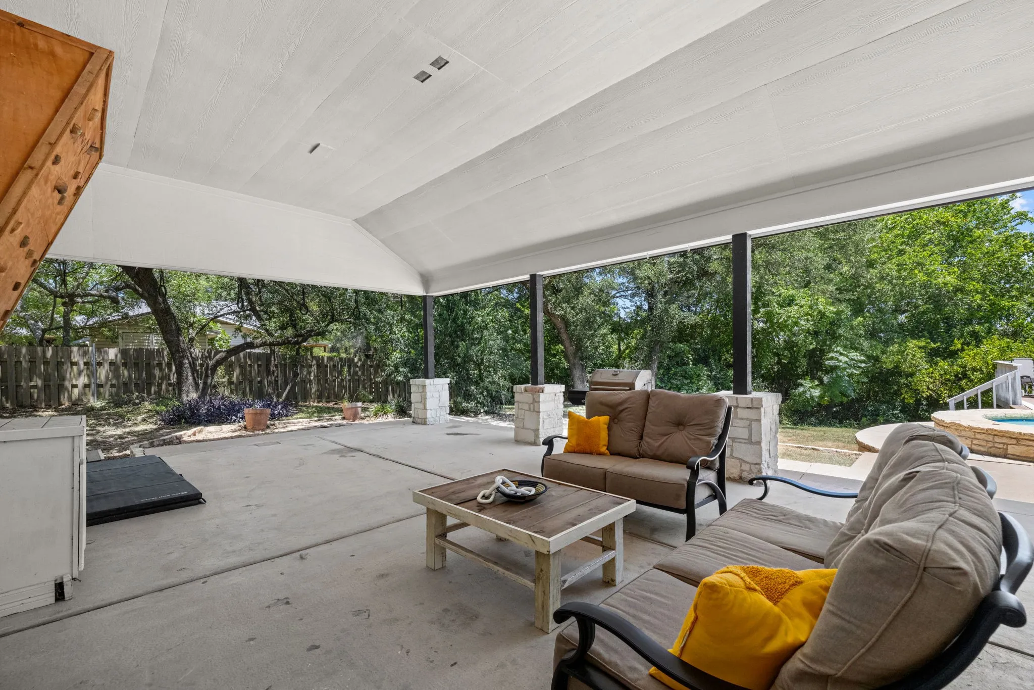 Single Family Residence For Sale in Bell County , 349 Arrowhead Point Road, Belton, Texas 76513, 4 Bedroom, 3 Bathroom, 2 Garage spaces, 2,246 Sqft, built in 1965, mls#21395883, Real Estate Agent in Belton, Homes For Sale in Bell county, Homes For Sale in Belton, Realtor in Belton Texas, Real Estate Brokerage Independent Realty Texas, Luminita Cordes Realtor